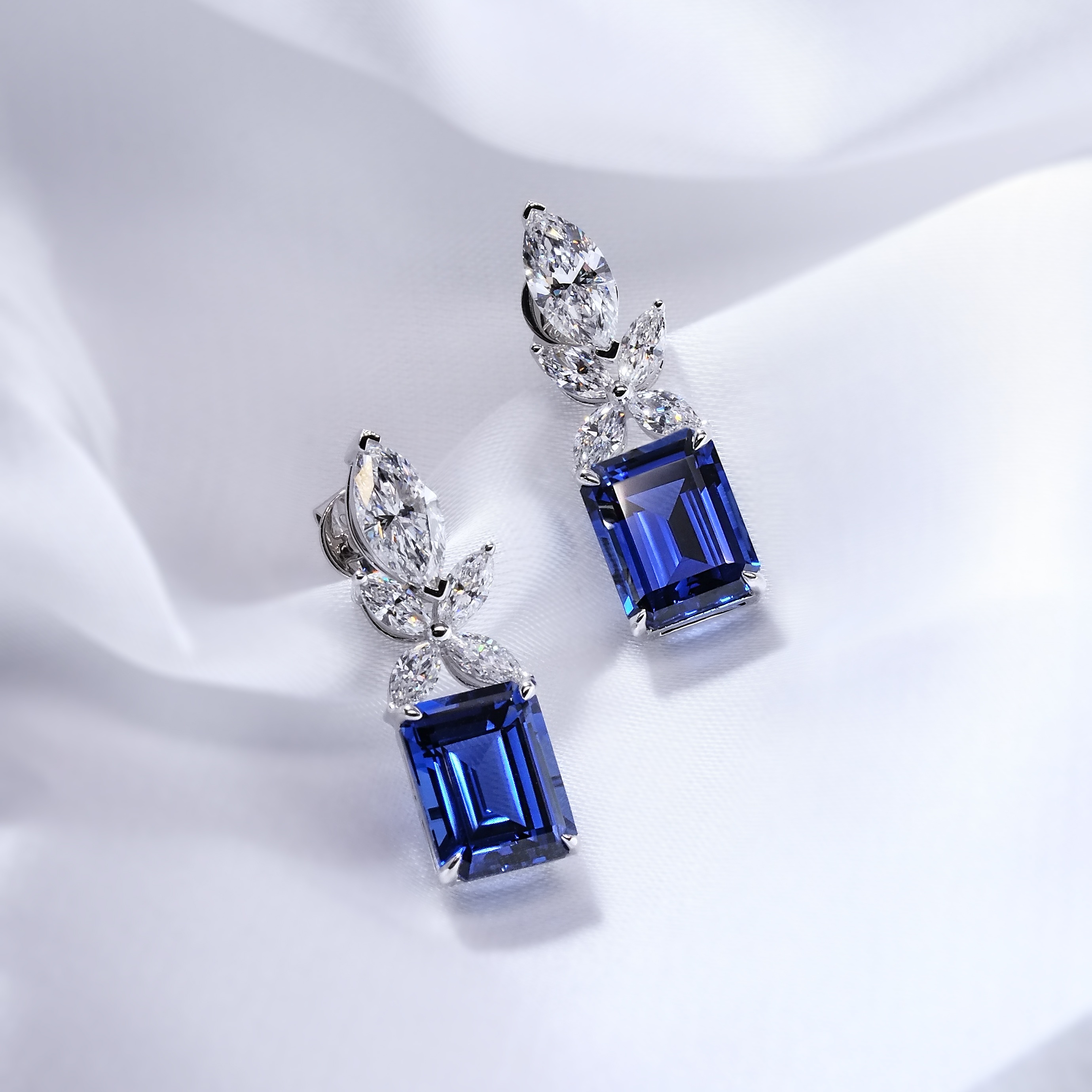 柳葉祖母綠形培育寶石垂墜耳環