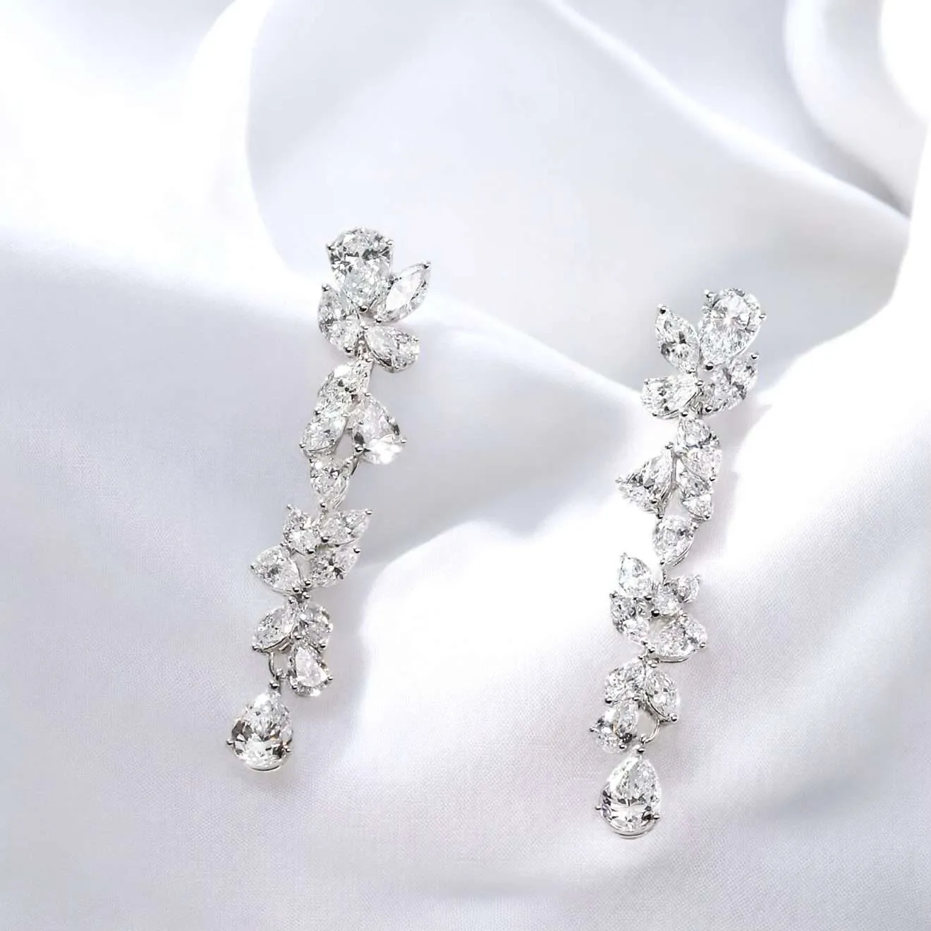 梨形及馬眼形培育鑽石垂墜耳環