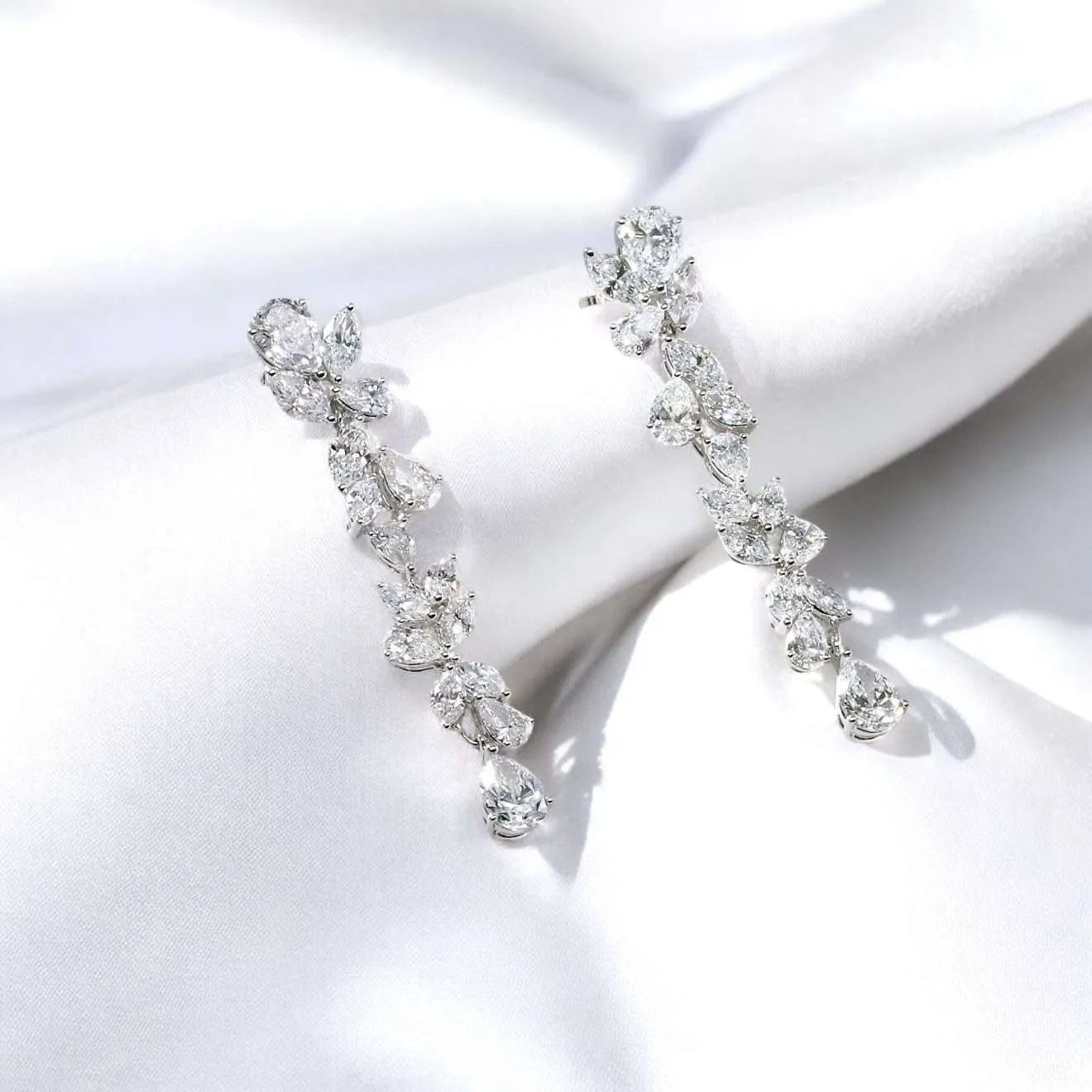 梨形及馬眼形培育鑽石垂墜耳環