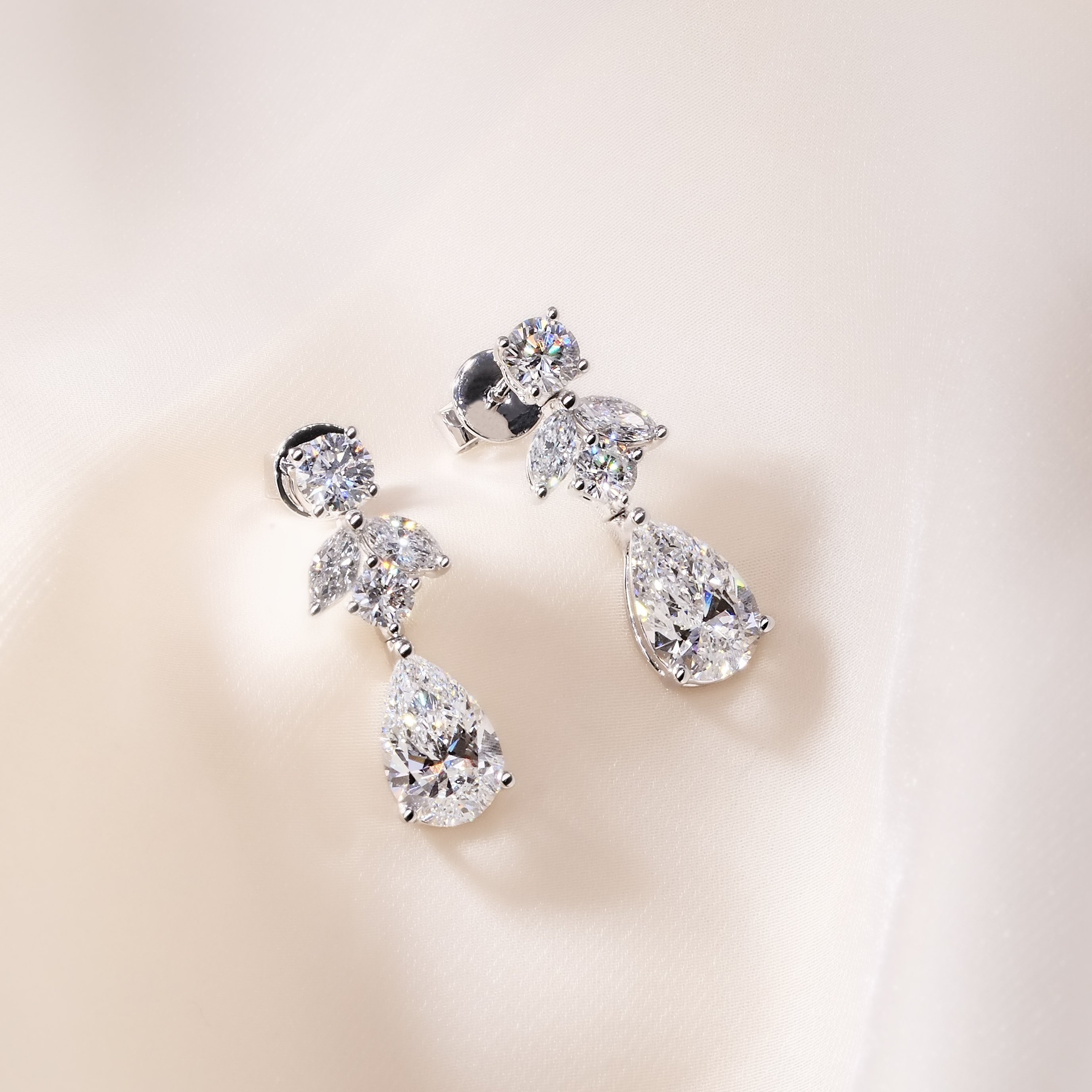 天使之淚梨形培育鑽石垂墜耳環