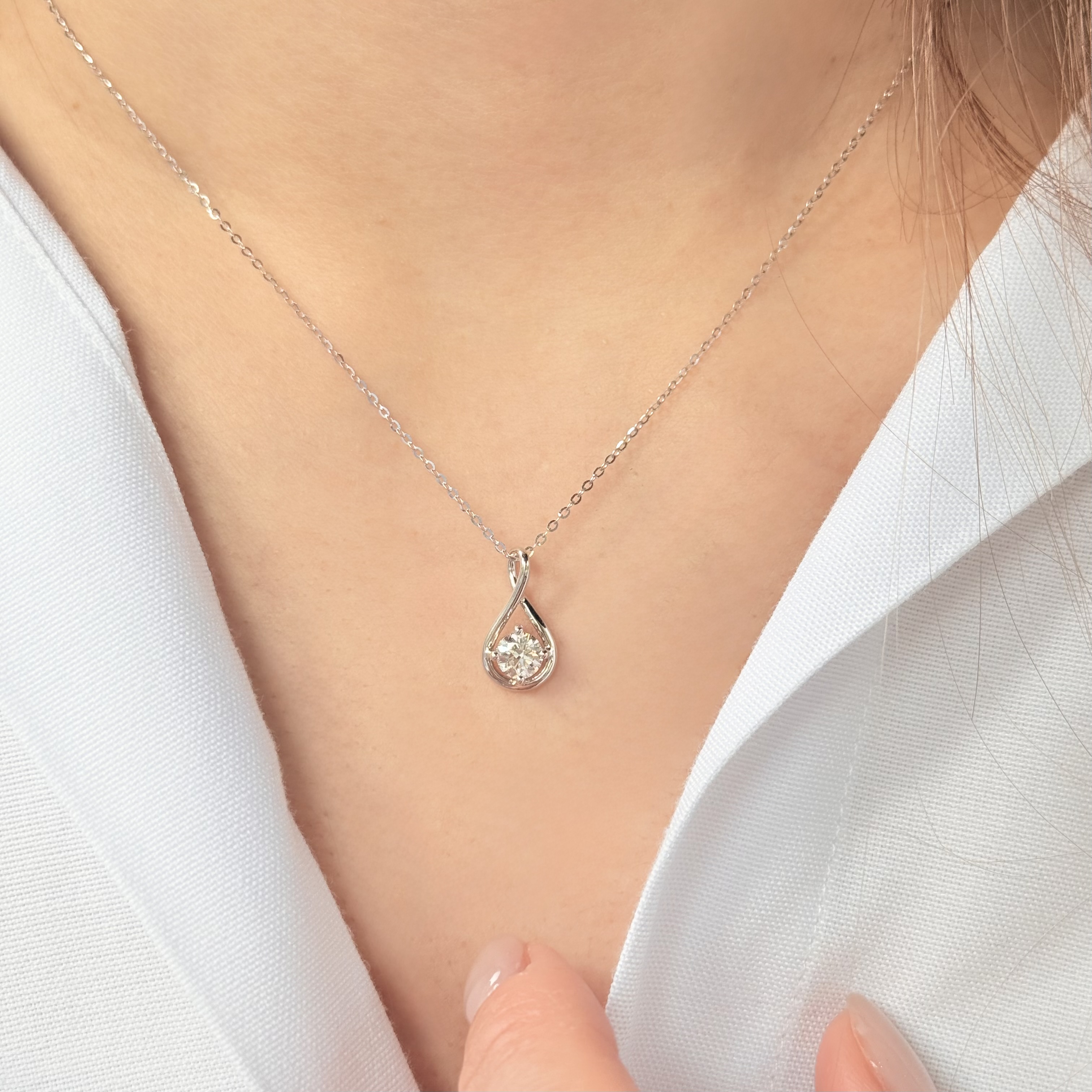 模特佩戴 0.4克拉單鑽項鍊，18吋可調校設計展現典雅專業品味。