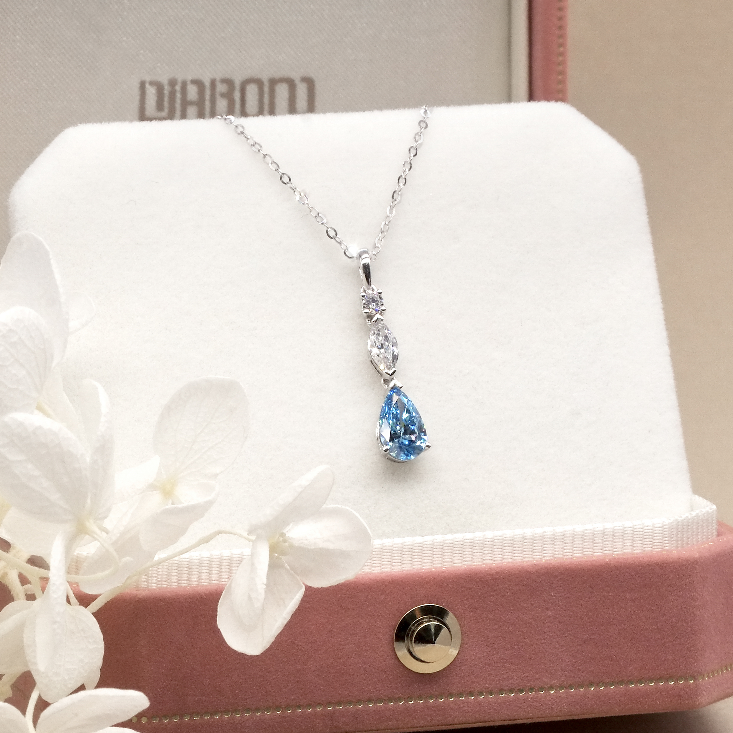 梨形培育藍鑽吊墜連18K頸鏈