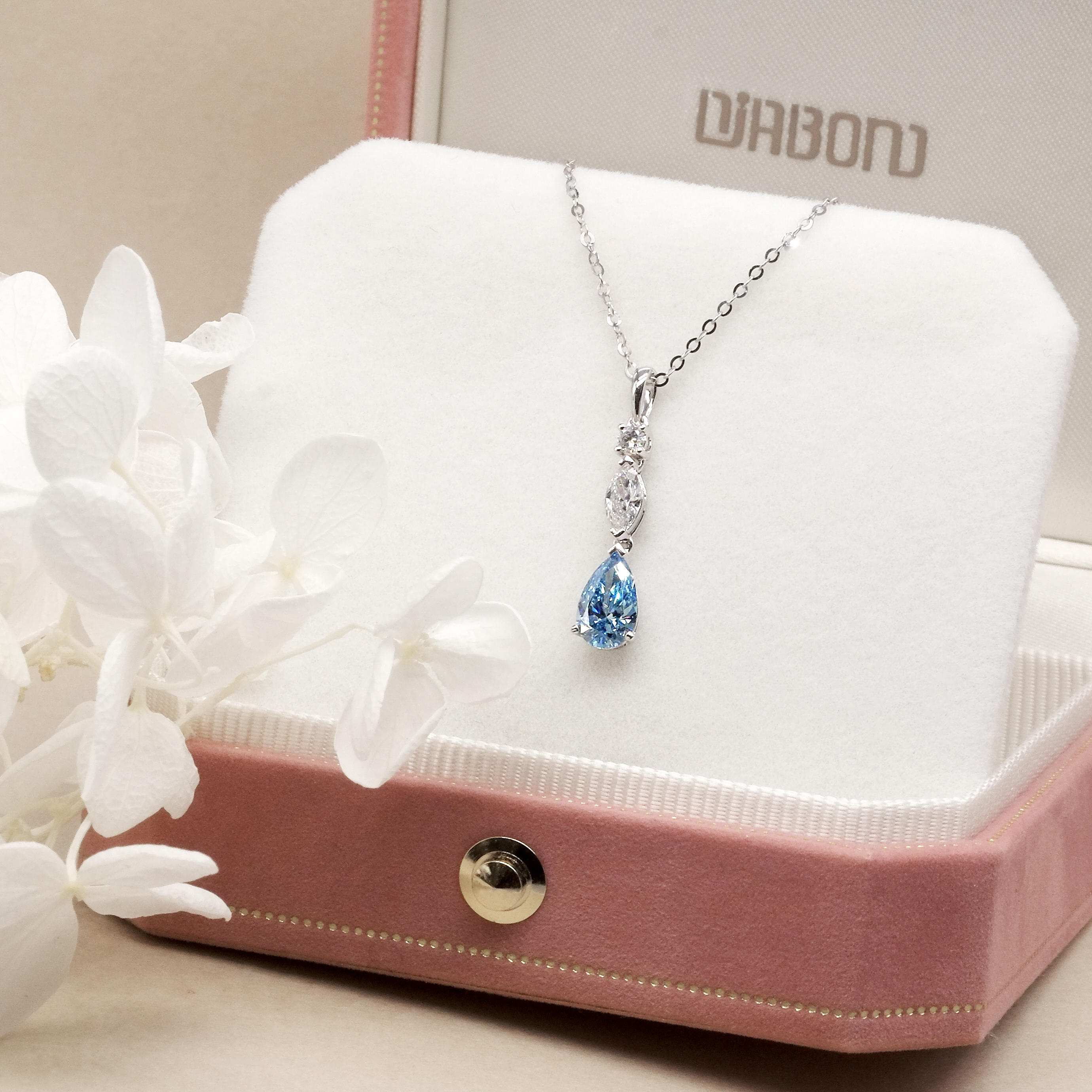 梨形培育藍鑽吊墜連18K頸鏈