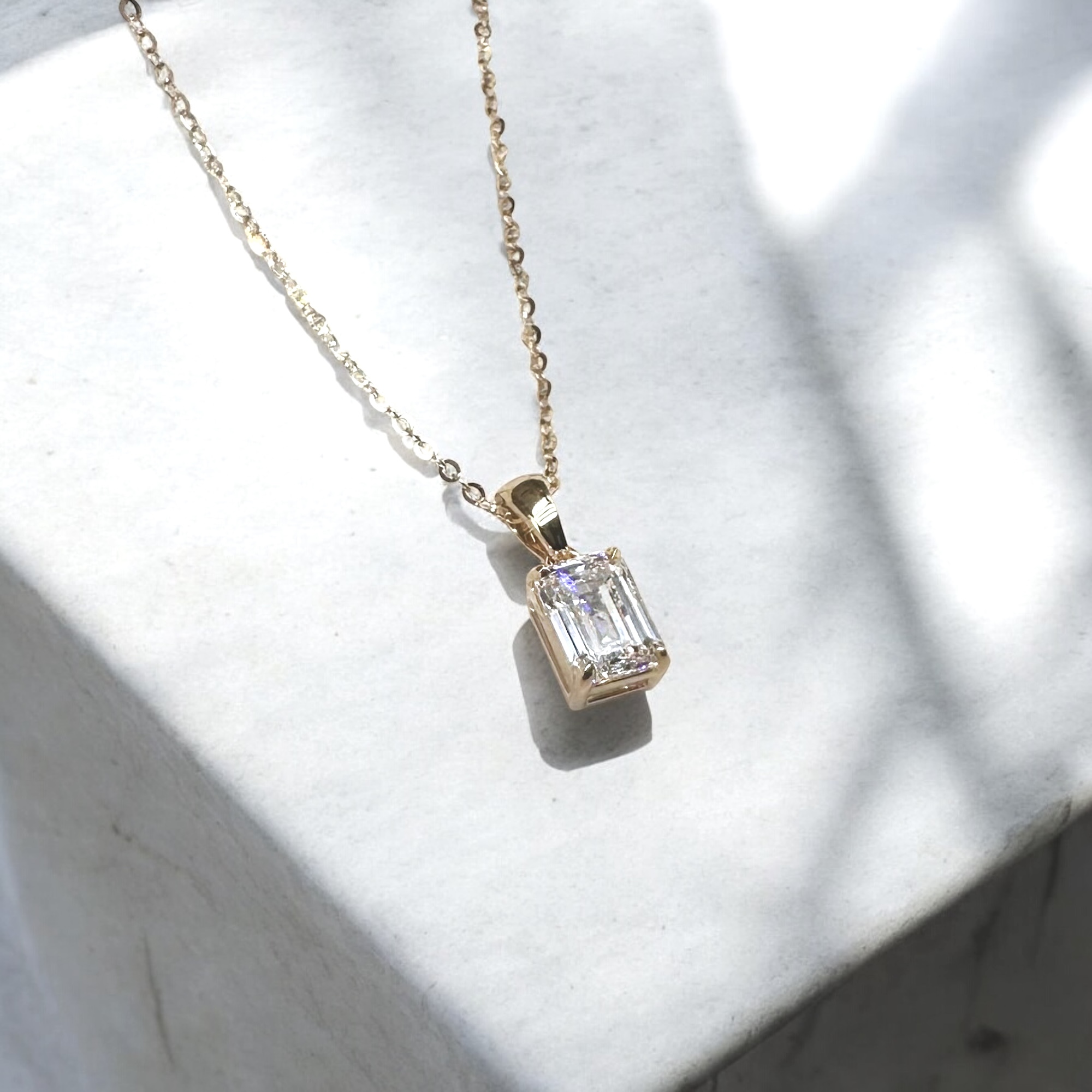 祖母綠形切割細節特寫，展現 18K 金高品質鑲嵌與透明無瑕的鑽石質感。