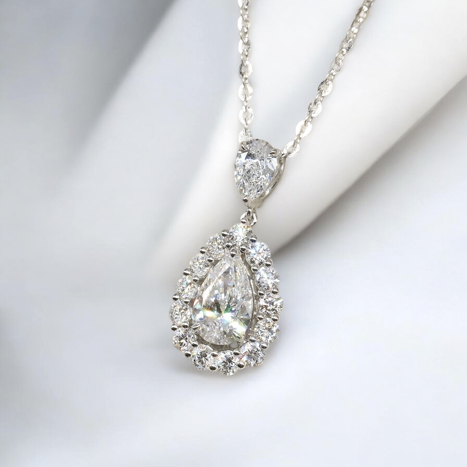 淚之水滴梨形培育鑽石吊墜連18K頸鏈