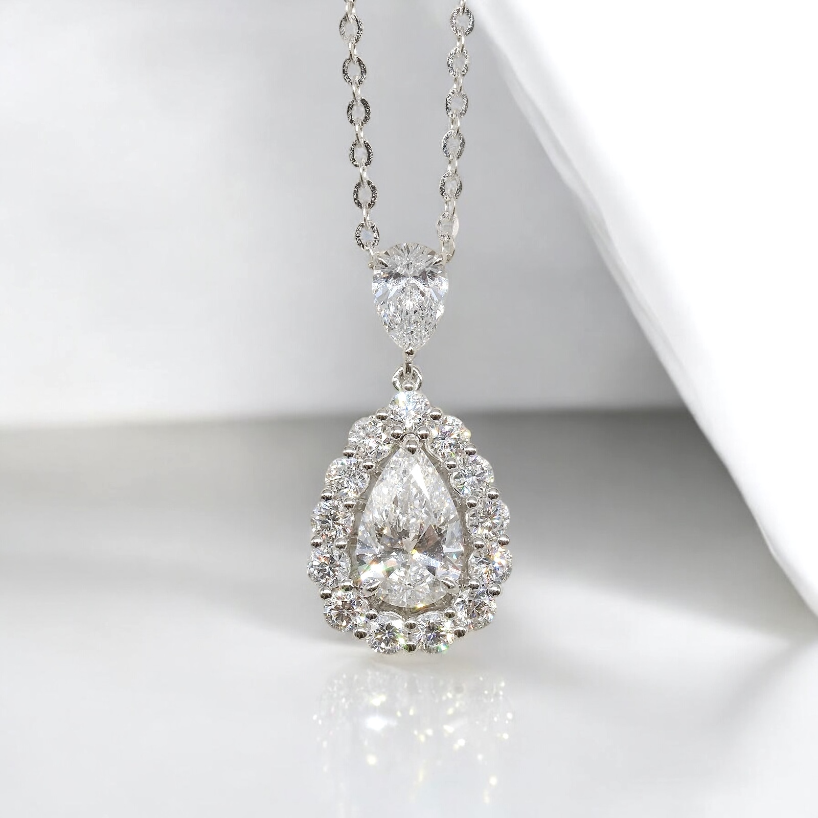 淚之水滴梨形培育鑽石吊墜連18K頸鏈