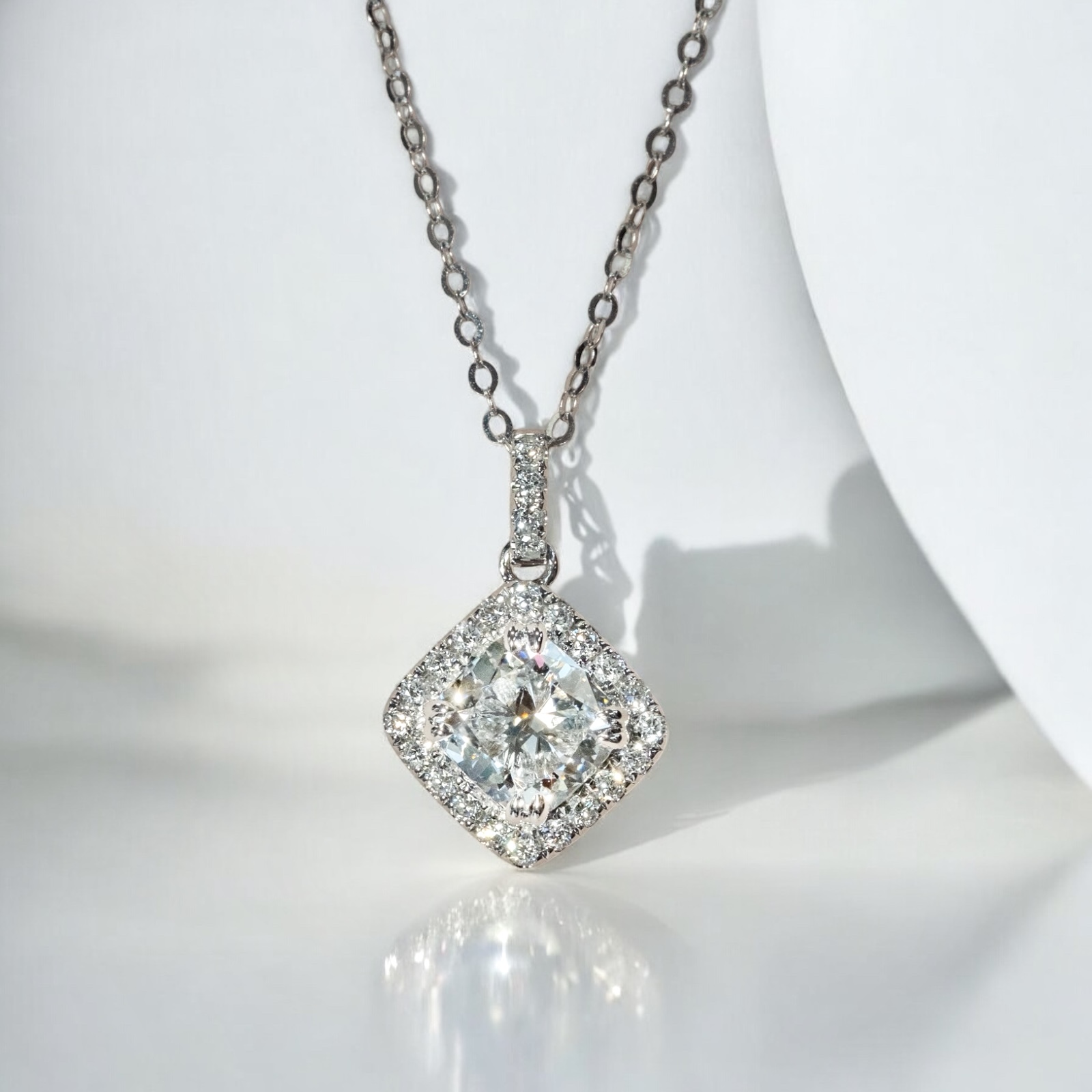 1卡枕形培育鑽石光環吊墜連18K頸鏈