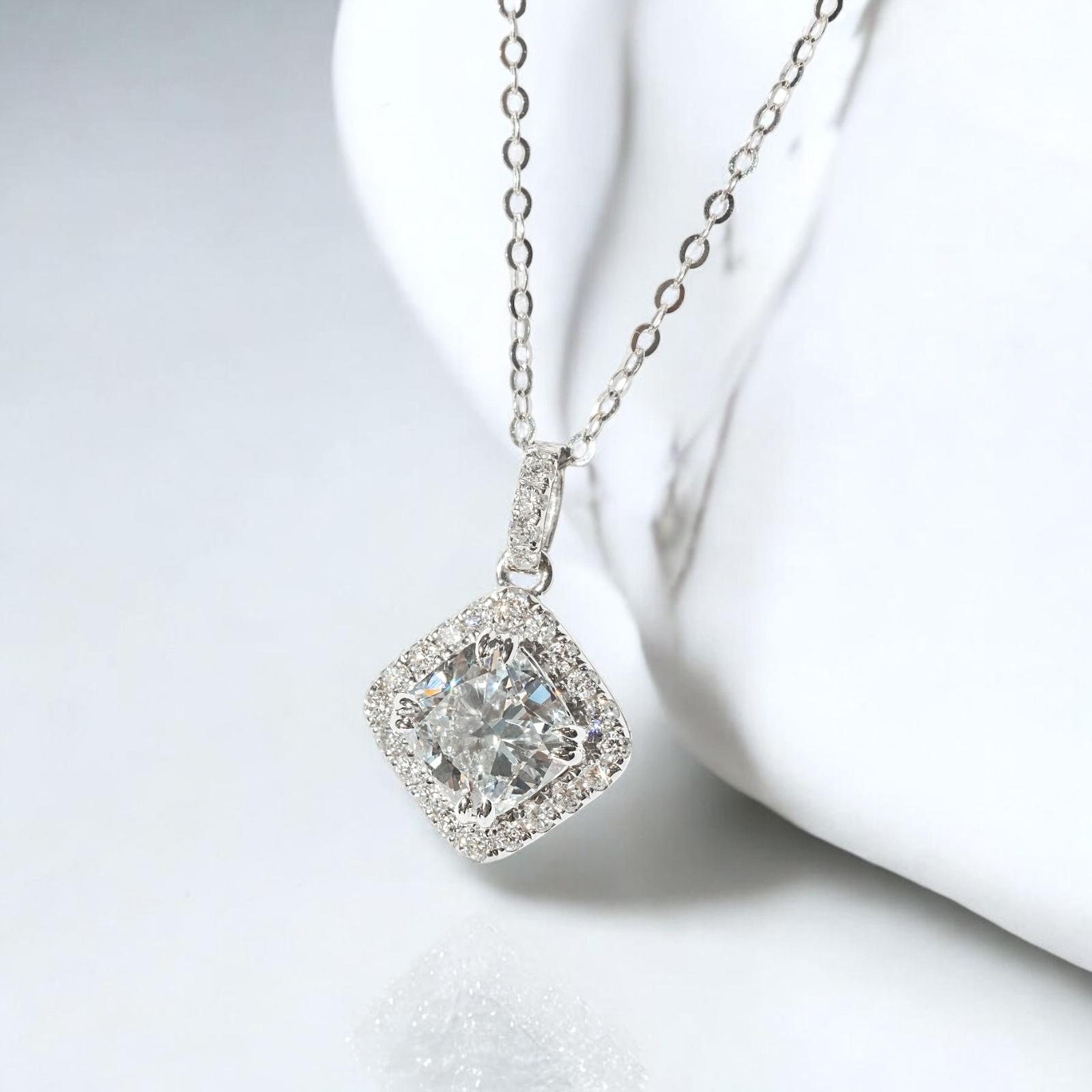 1卡枕形培育鑽石光環吊墜連18K頸鏈