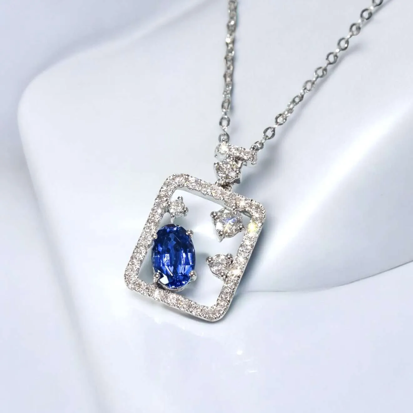 香水瓶培育鑽石吊墜連18K頸鏈