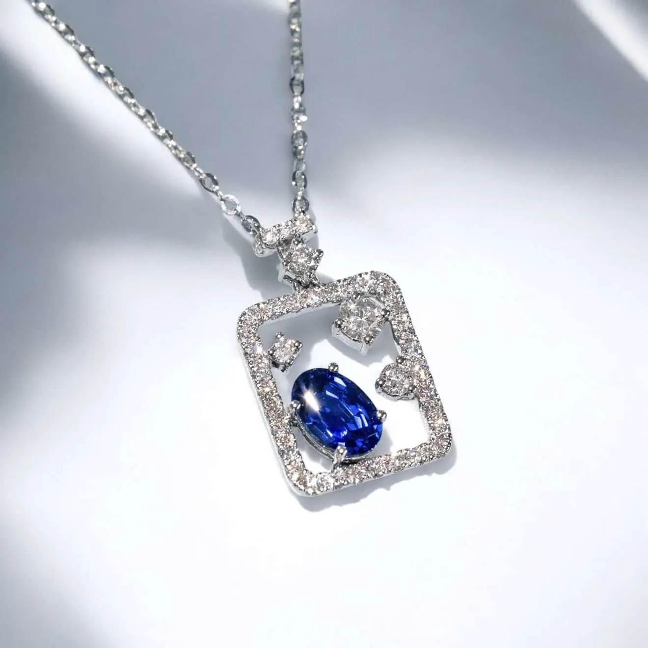 香水瓶培育鑽石吊墜連18K頸鏈