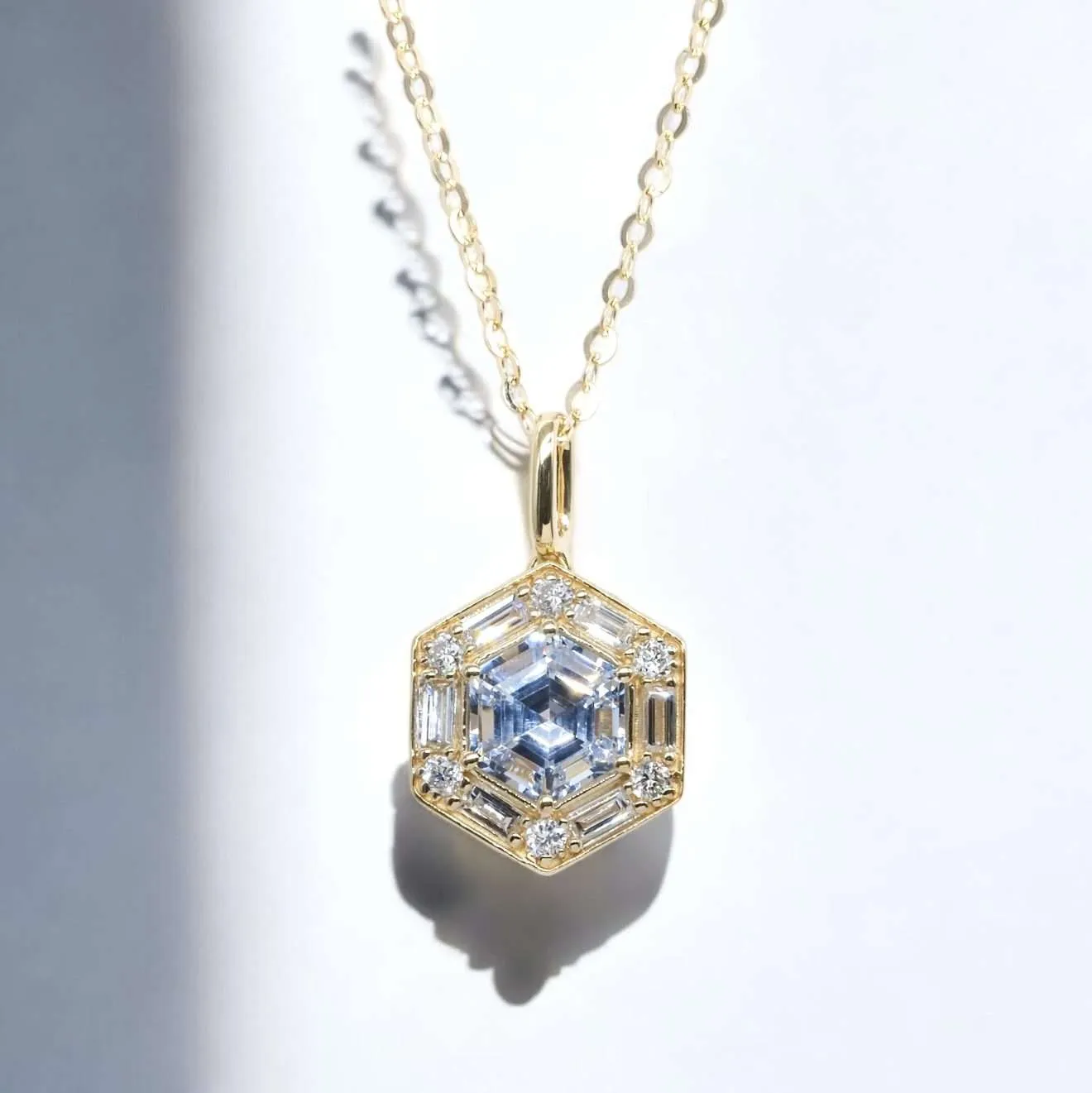 花式光環六角形培育寶石吊墜連18K頸鏈