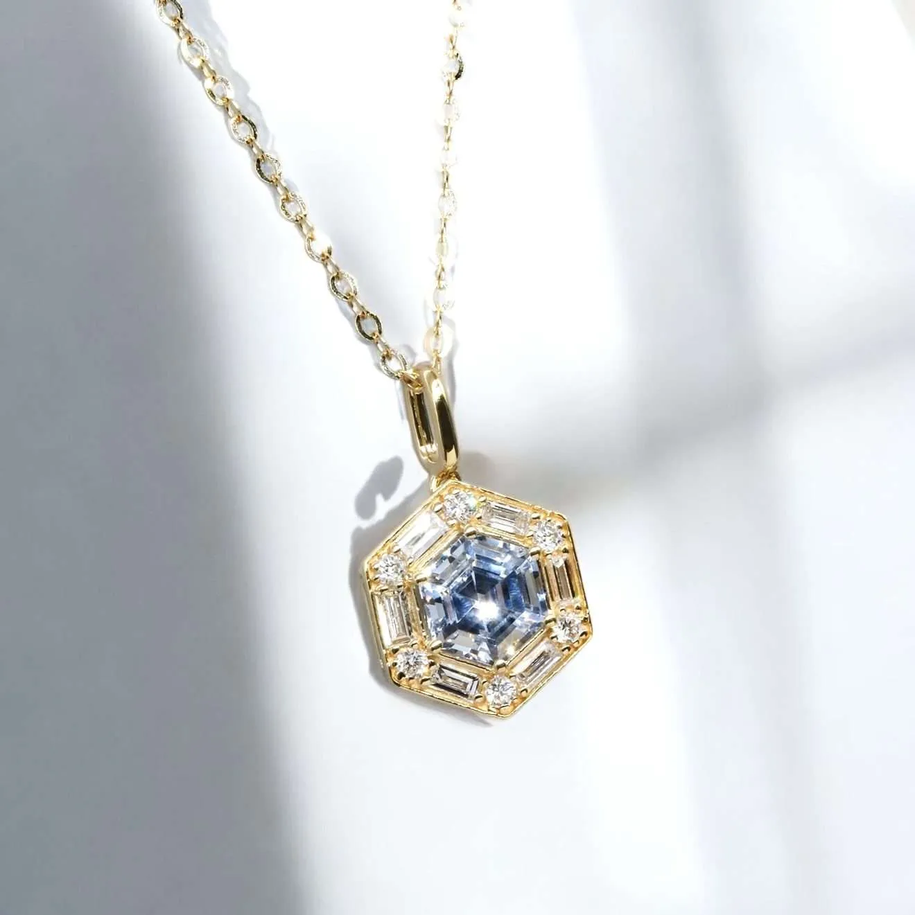 花式光環六角形培育寶石吊墜連18K頸鏈