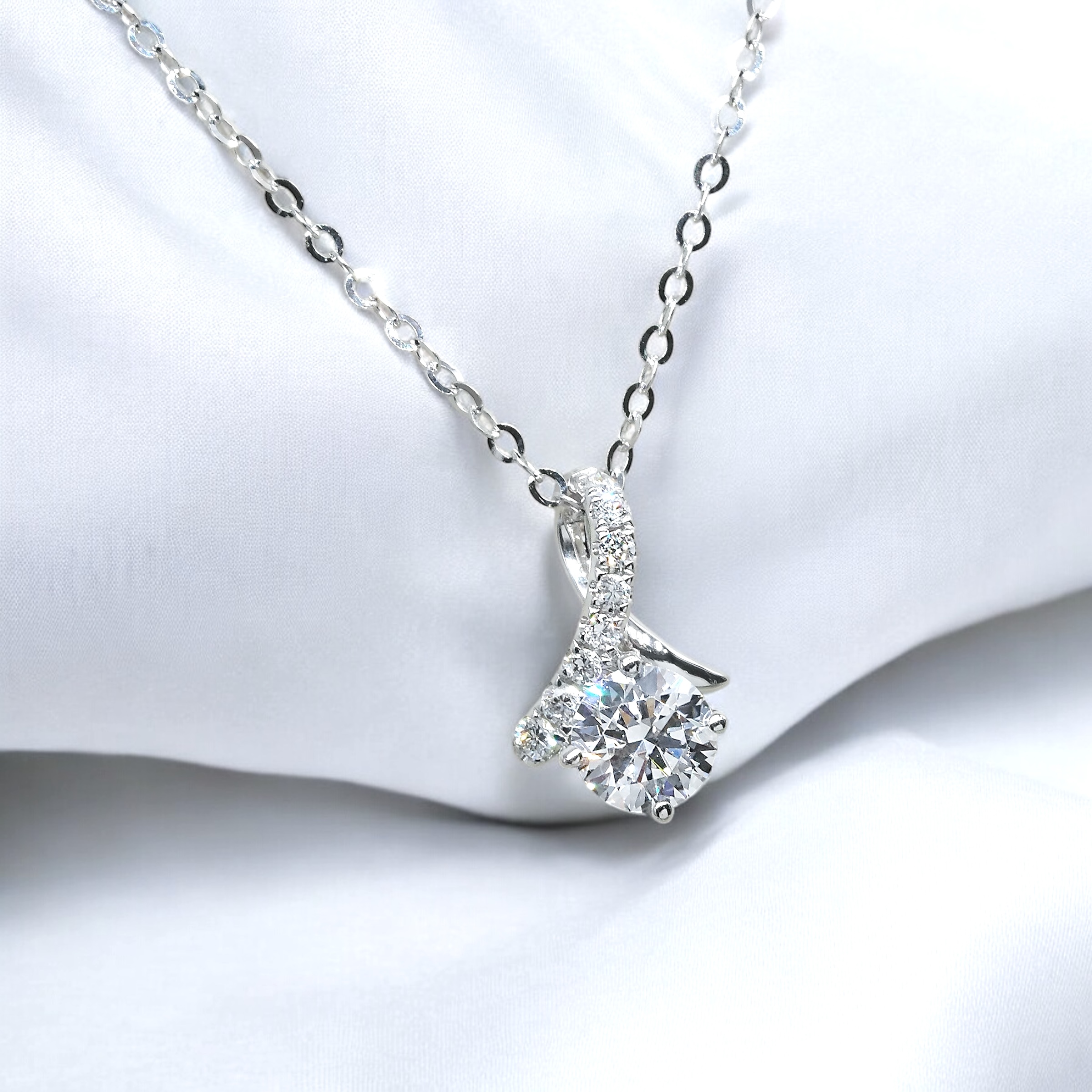 優雅絲帶培育鑽石吊墜連18K頸鏈