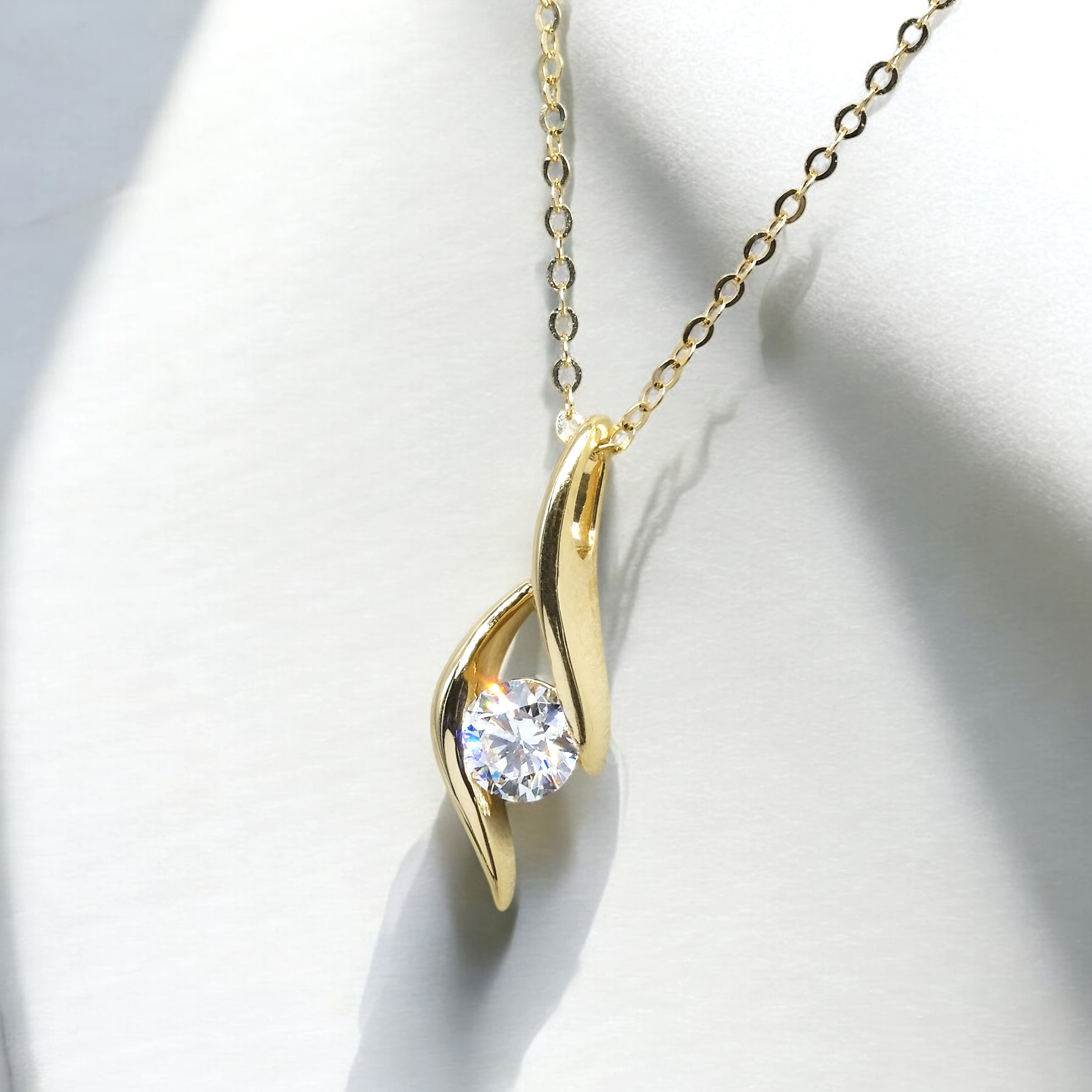 人魚吊墜細部特寫，展現 0.3 克拉 IGI 證書鑽石火彩與 18 吋可調校 18K 金頸鏈細節，全港澳滿 $5000 免運。