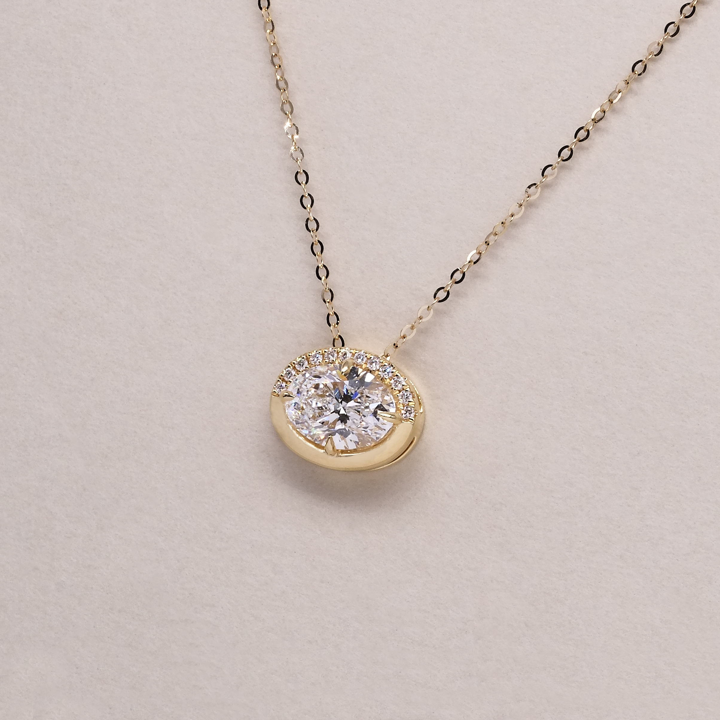 1.5卡橢圓形培育鑽石包鑲18K頸鏈