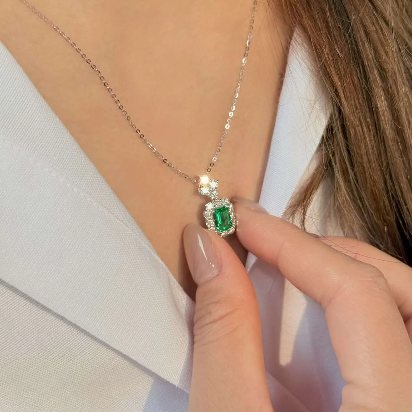 祖母綠形培育寶石光環吊墜連18K頸鏈