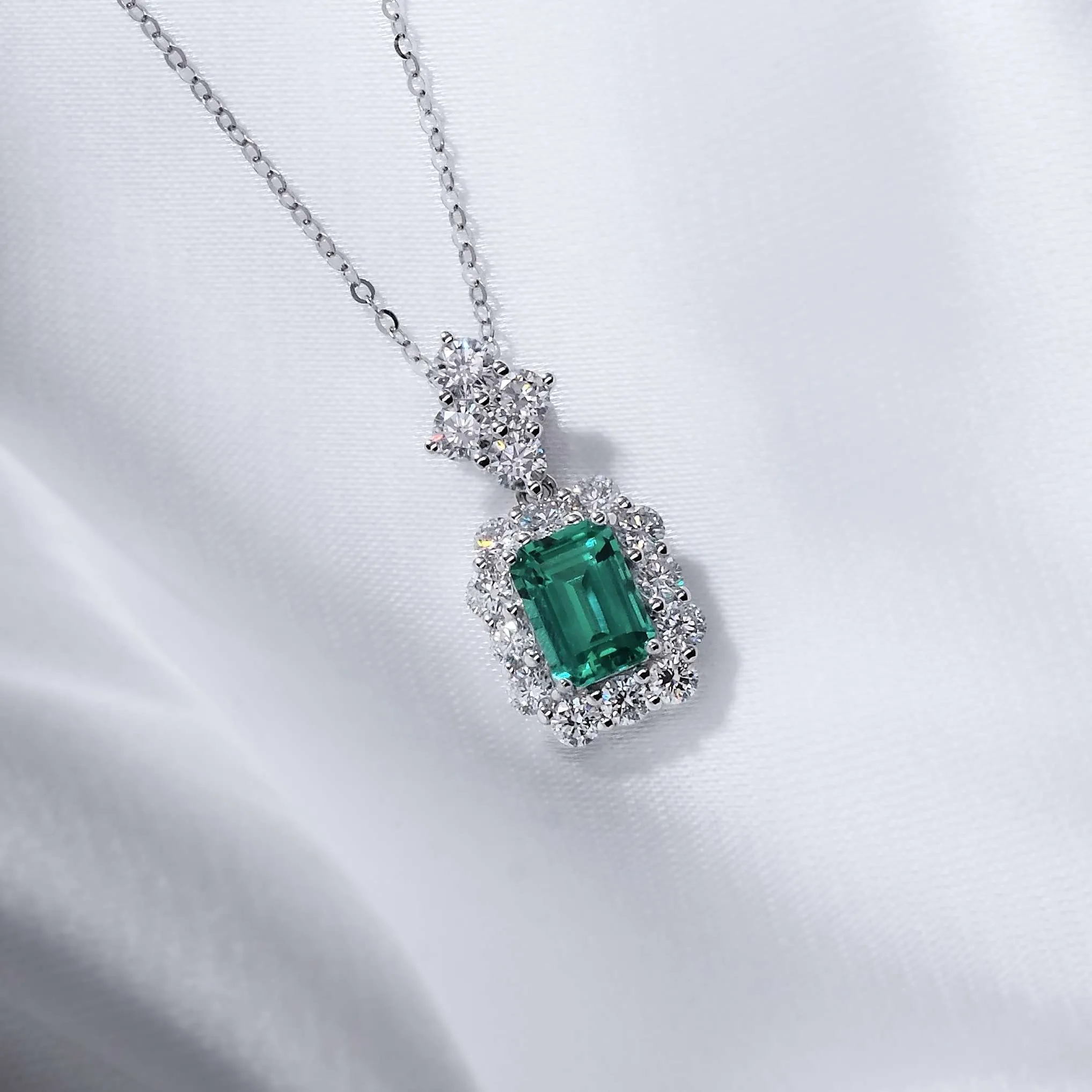 祖母綠形培育寶石光環吊墜連18K頸鏈