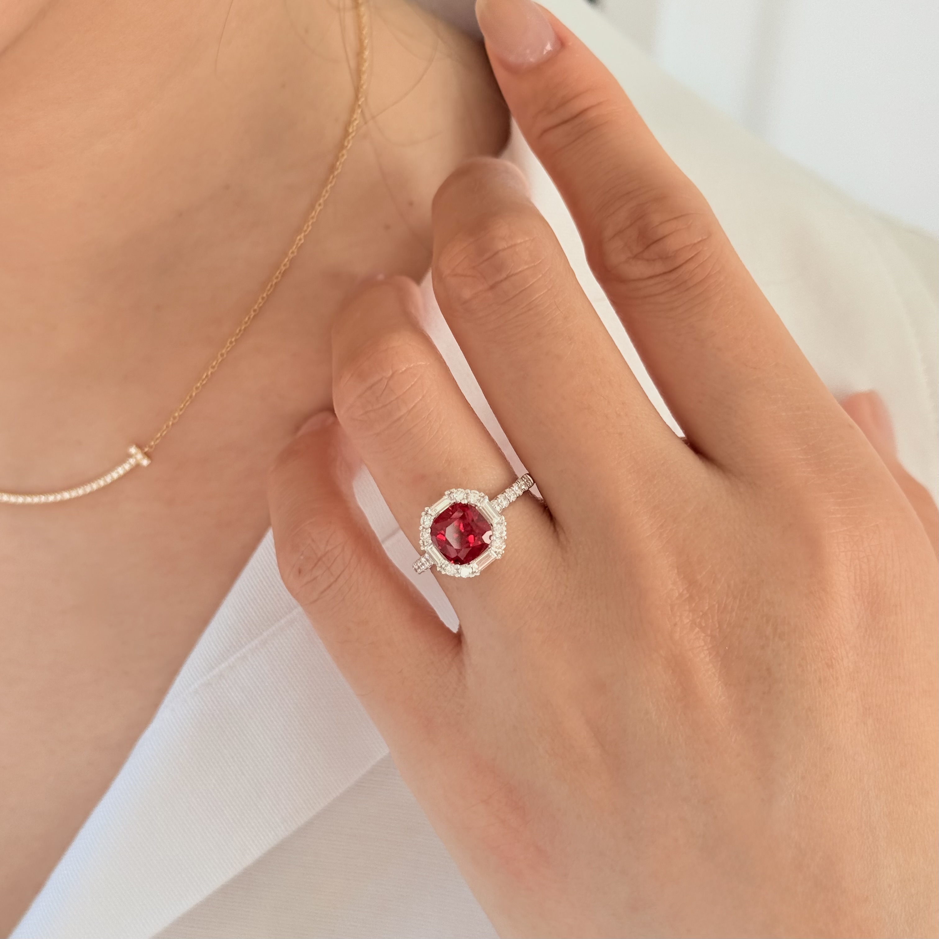 枕形培育寶石圍鑽戒指