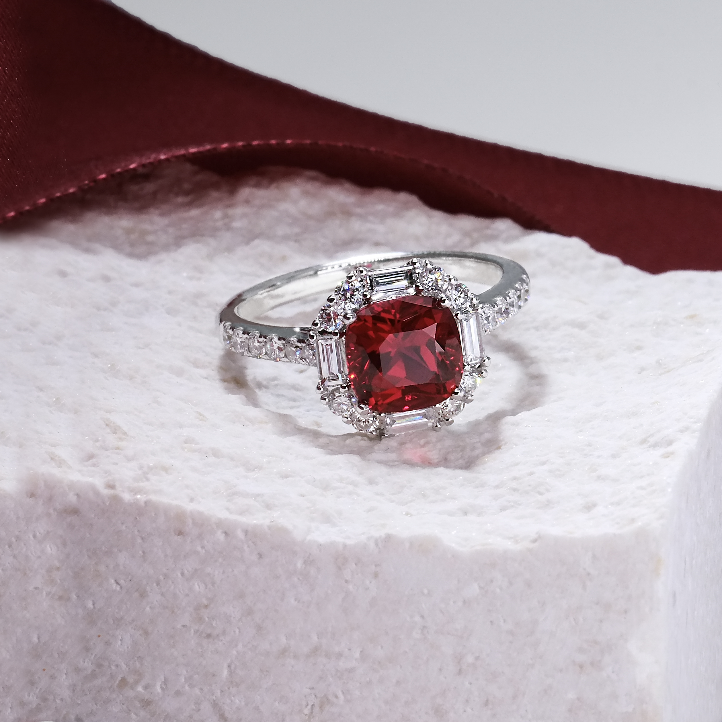 枕形培育寶石圍鑽戒指