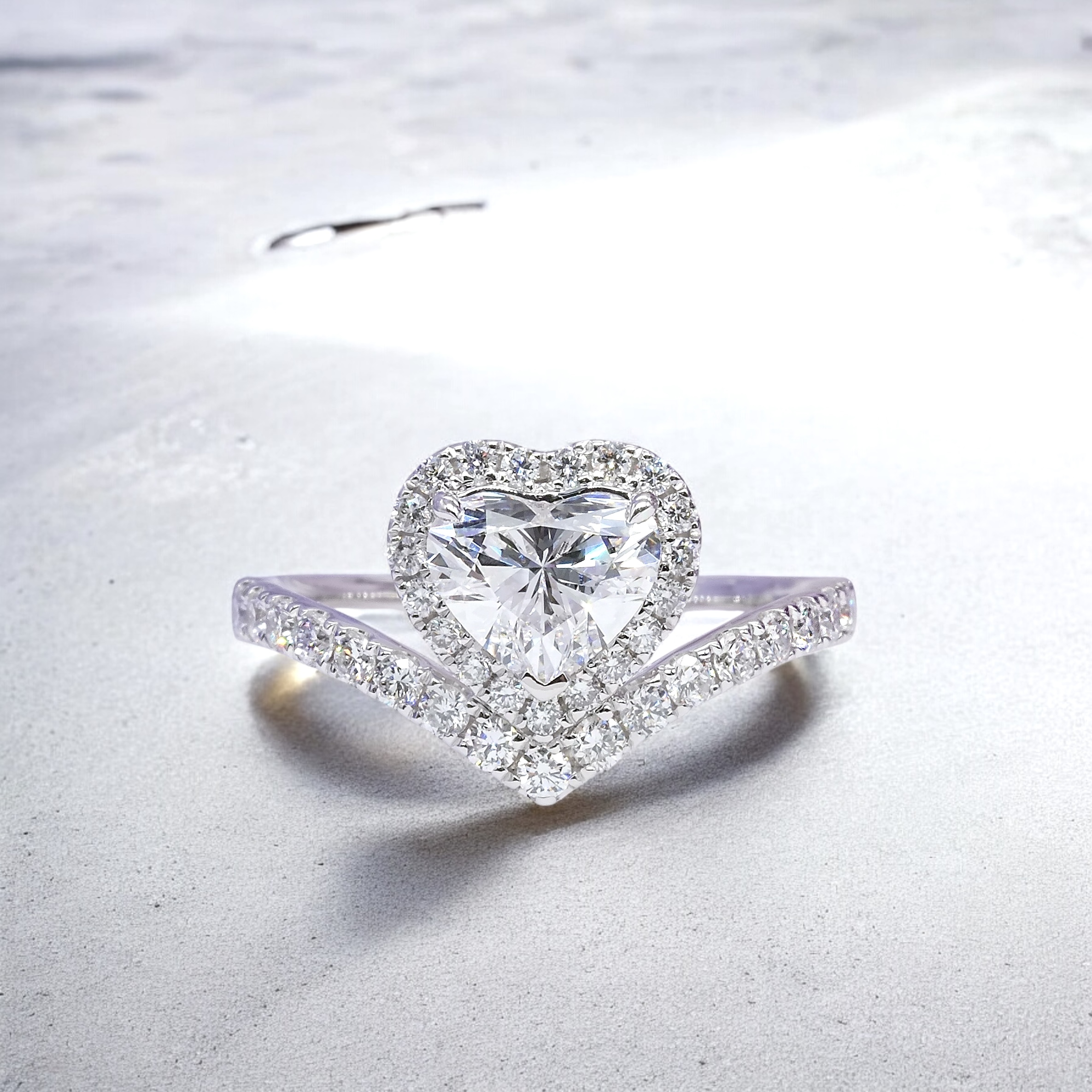 1卡 心形培育鑽石戒指 18K白金 - V型許願骨顯瘦設計 光環圍鑽款 - 香港求婚戒