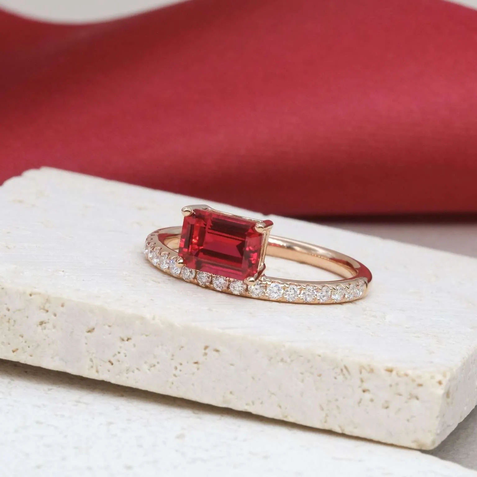 懸浮鑲嵌式祖母綠形戒指