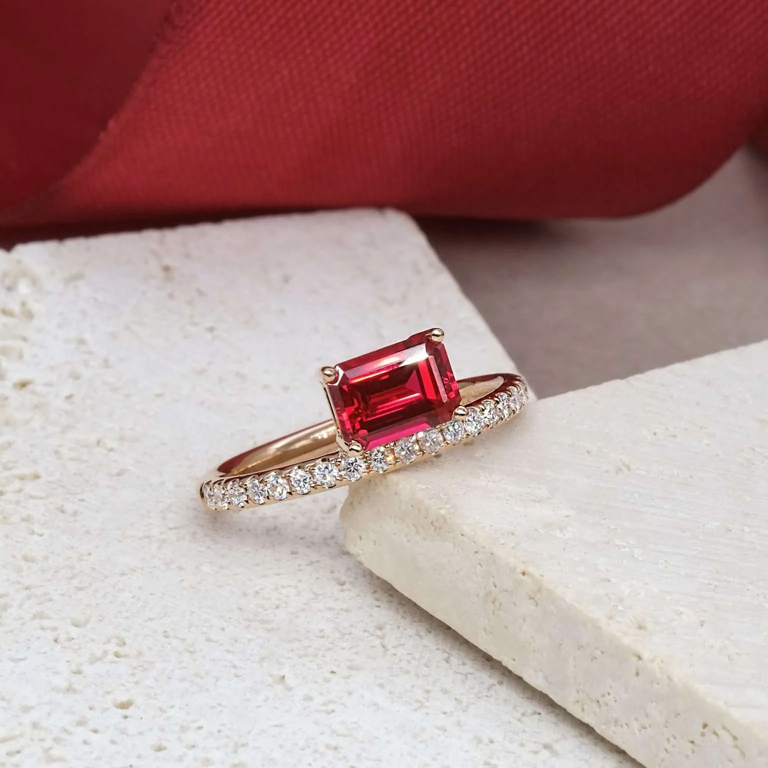 懸浮鑲嵌式祖母綠形戒指