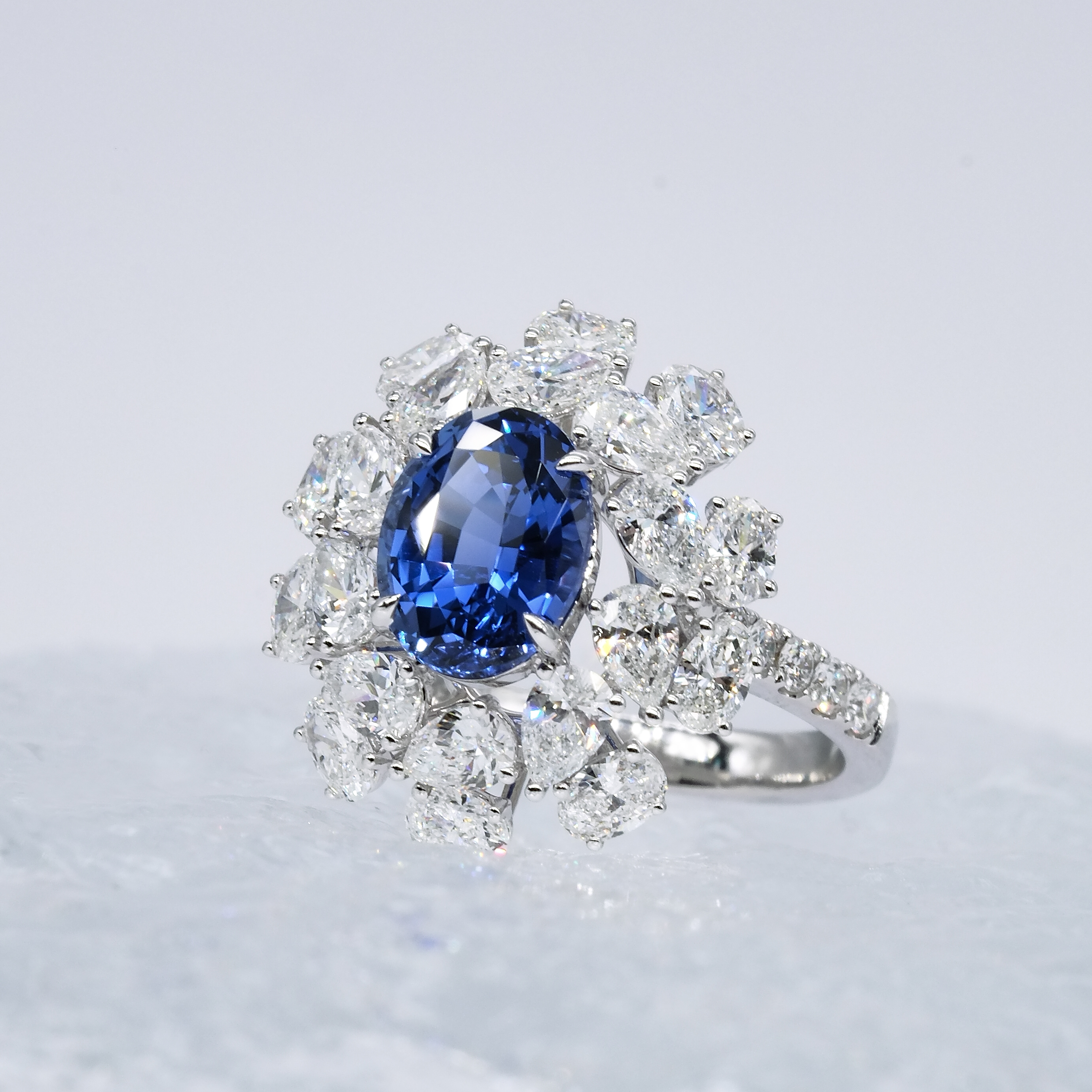 橢圓形培育寶石華麗圍鑽戒指 (附證書)