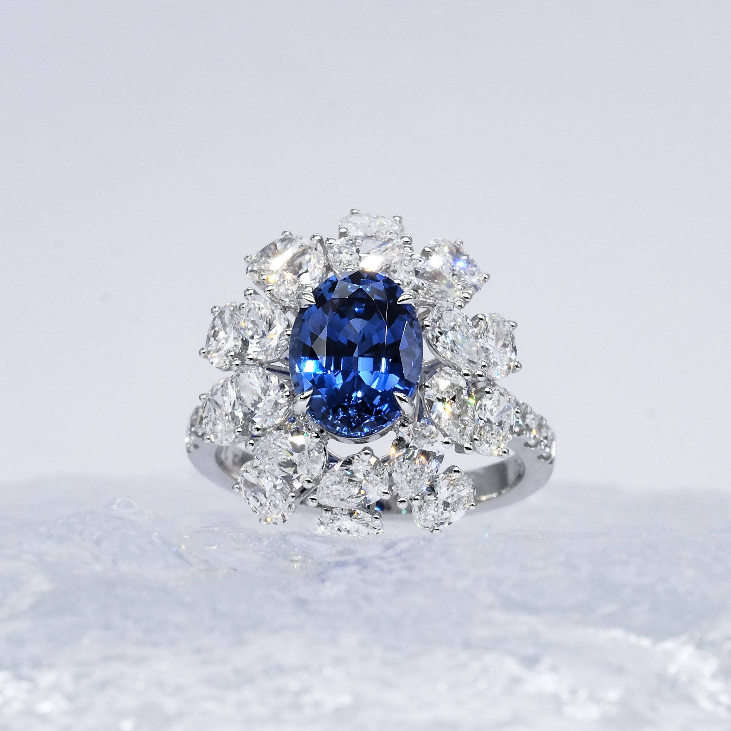 橢圓形培育寶石華麗圍鑽戒指 (附證書)