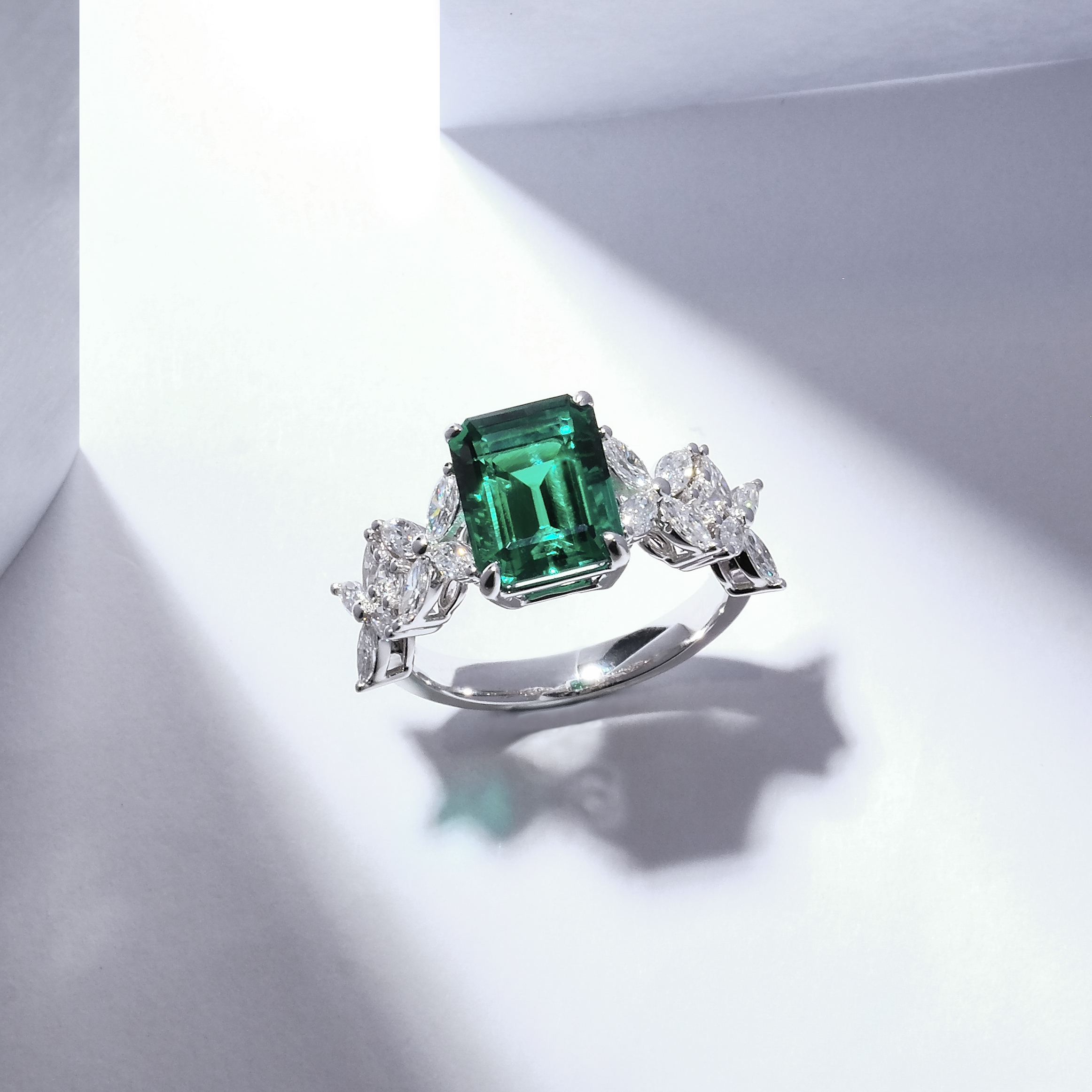 祖母綠形培育寶石四葉草排鑽戒指