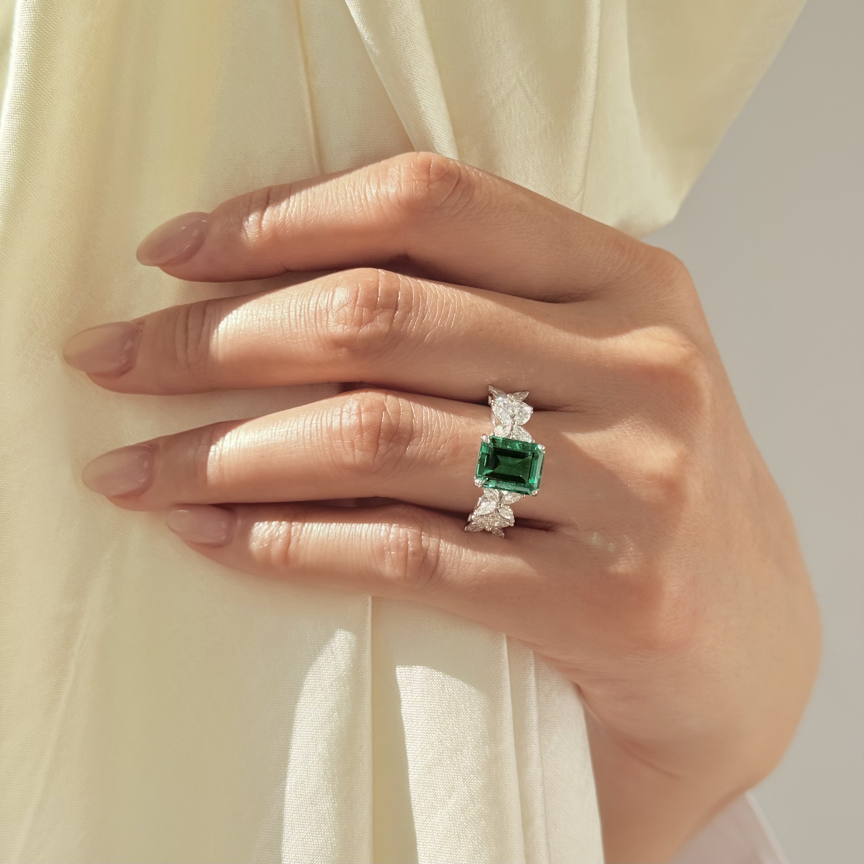 祖母綠形培育寶石四葉草排鑽戒指