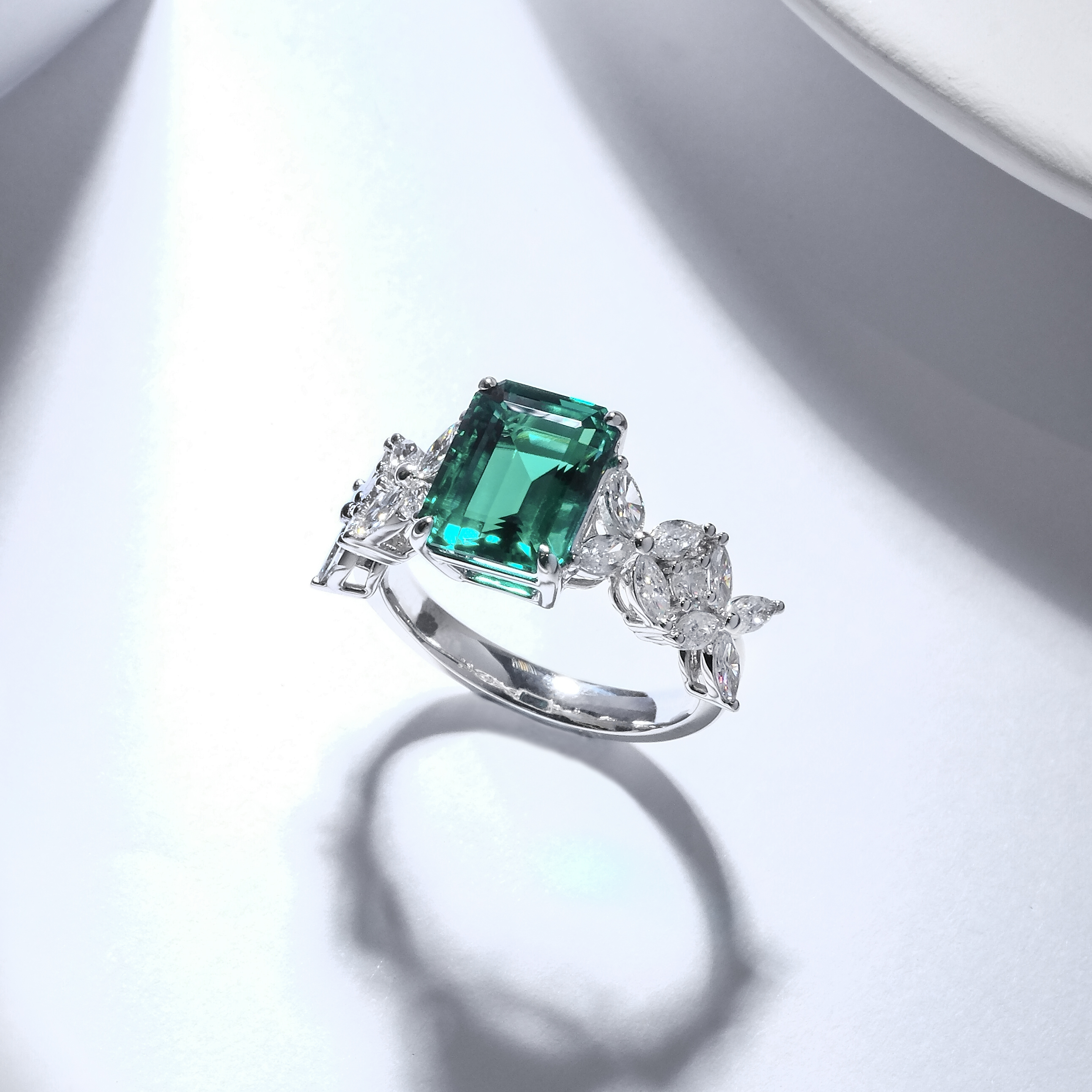 祖母綠形培育寶石四葉草排鑽戒指