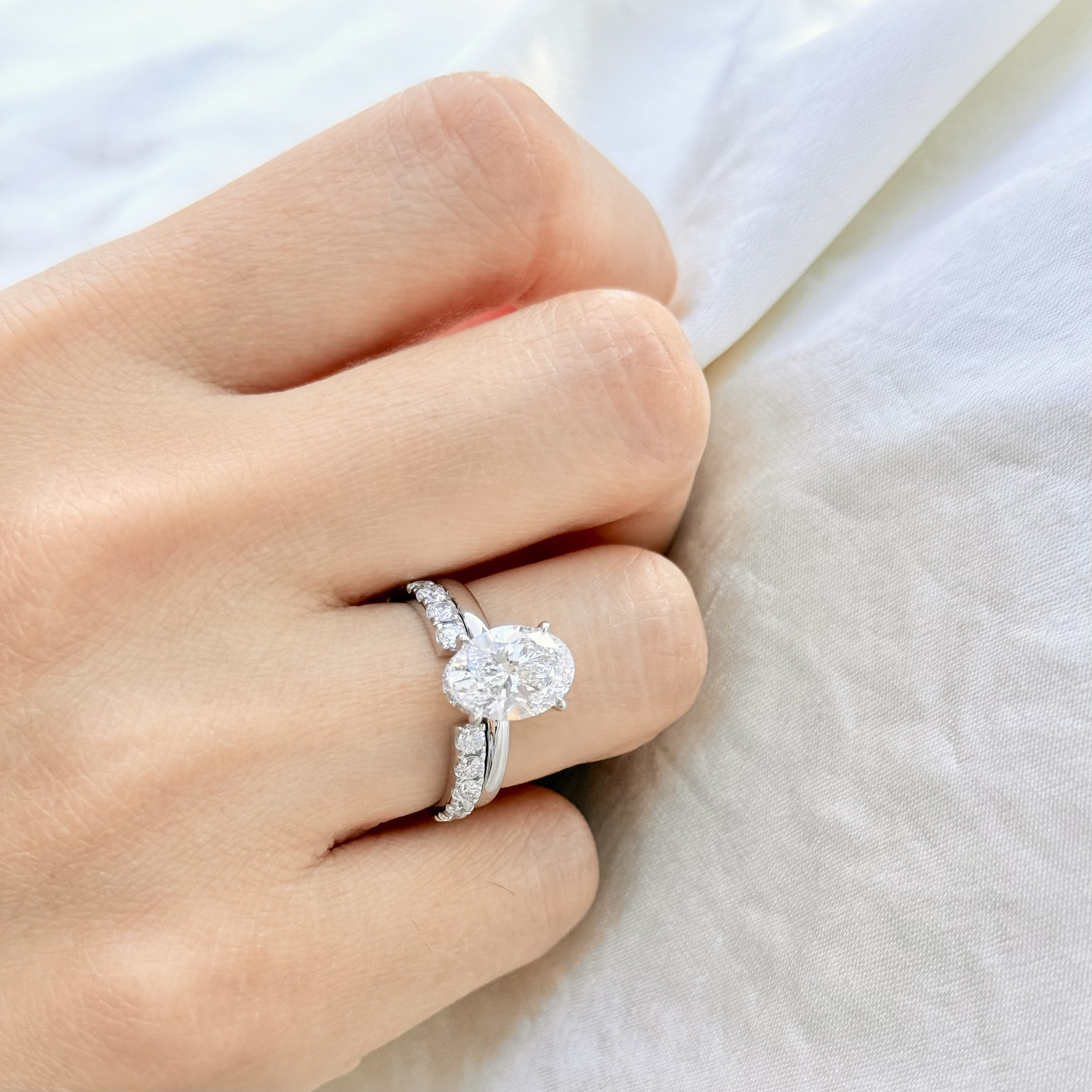 18K 白金 IGI 認證橢圓形培育鑽石戒指套組