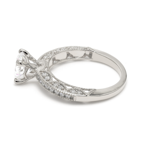 培育鑽石求婚戒指俯視圖,Ume 系列 1.7mm 戒環流暢優雅,象徵傲雪迎春。