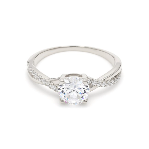 1.5mm 極細扭紋鑽戒，視覺顯大款設計，象徵堅韌與柔美的愛情信物。