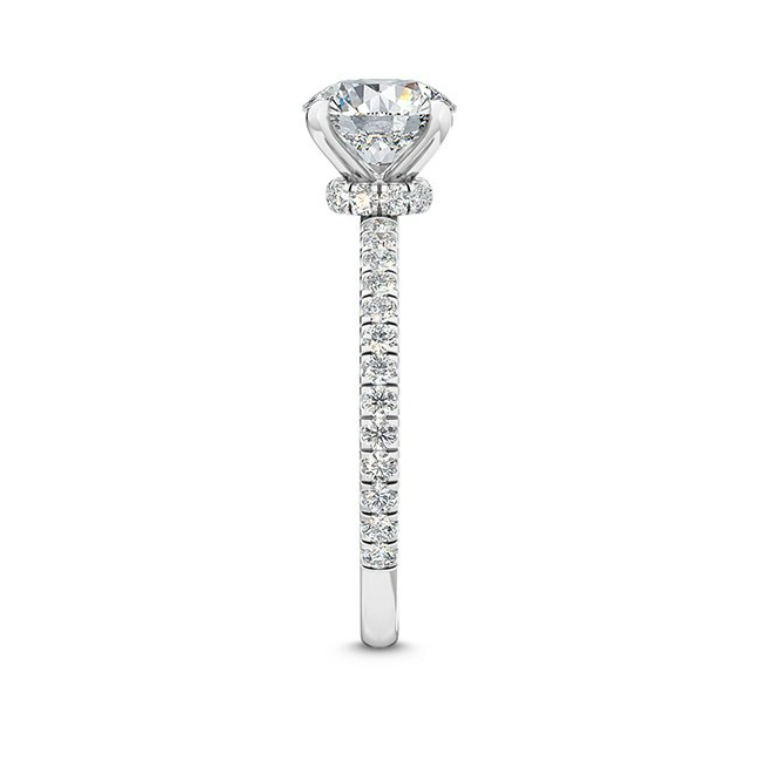 秋櫻系列鑽戒細節，主鑽下方環繞細鑽光環，如花瓣映襯花心的浪漫設計。