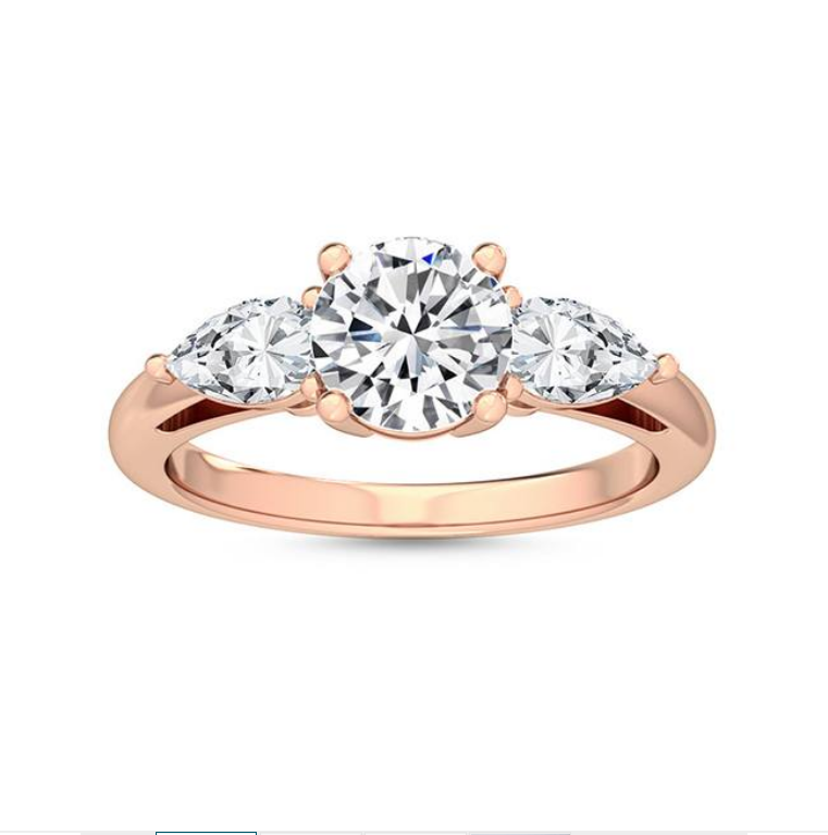 百合系列鑽戒特寫，梨形與圓形鑽石的完美搭配，增加視覺層次感與靈動感。