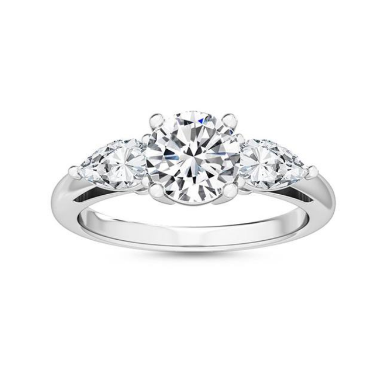 DIABOND Yuri 百合系列，梨形三石鑲嵌培育鑽石戒指，展現純潔高雅氣質。