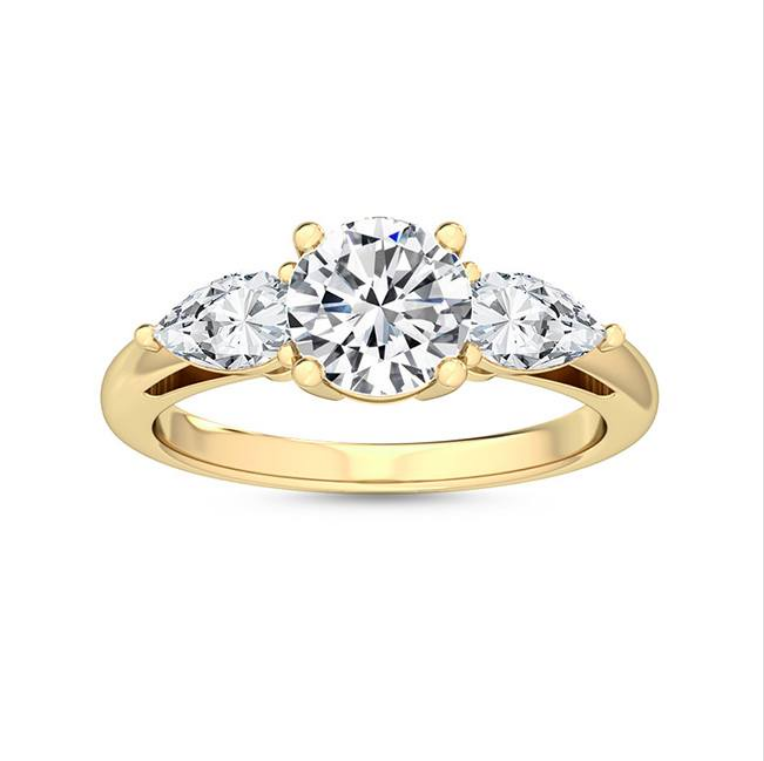 18K黃金款 Yuri 百合鑽戒，三石設計象徵過去現在未來，高貴品格的信物。