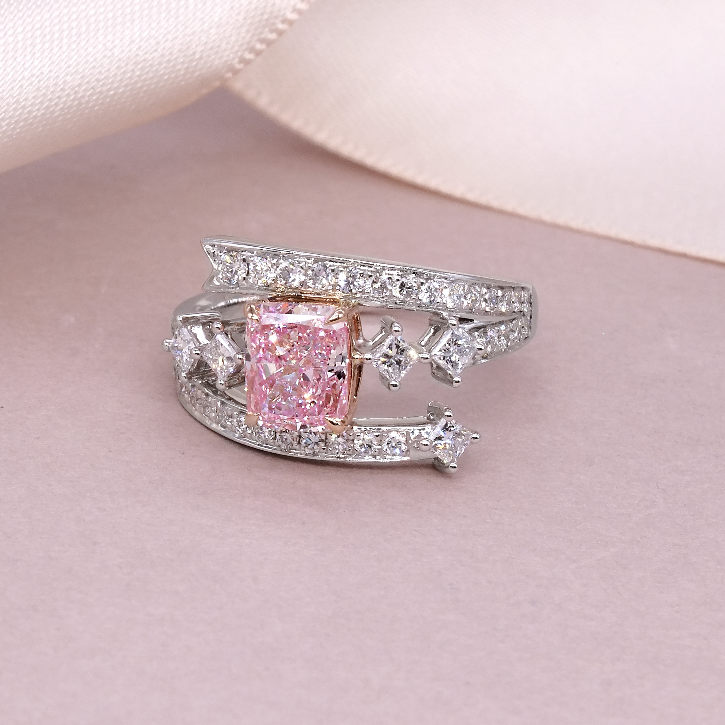 1.36ct 枕形培育粉鑽18K白玫瑰金戒指 (附證書)