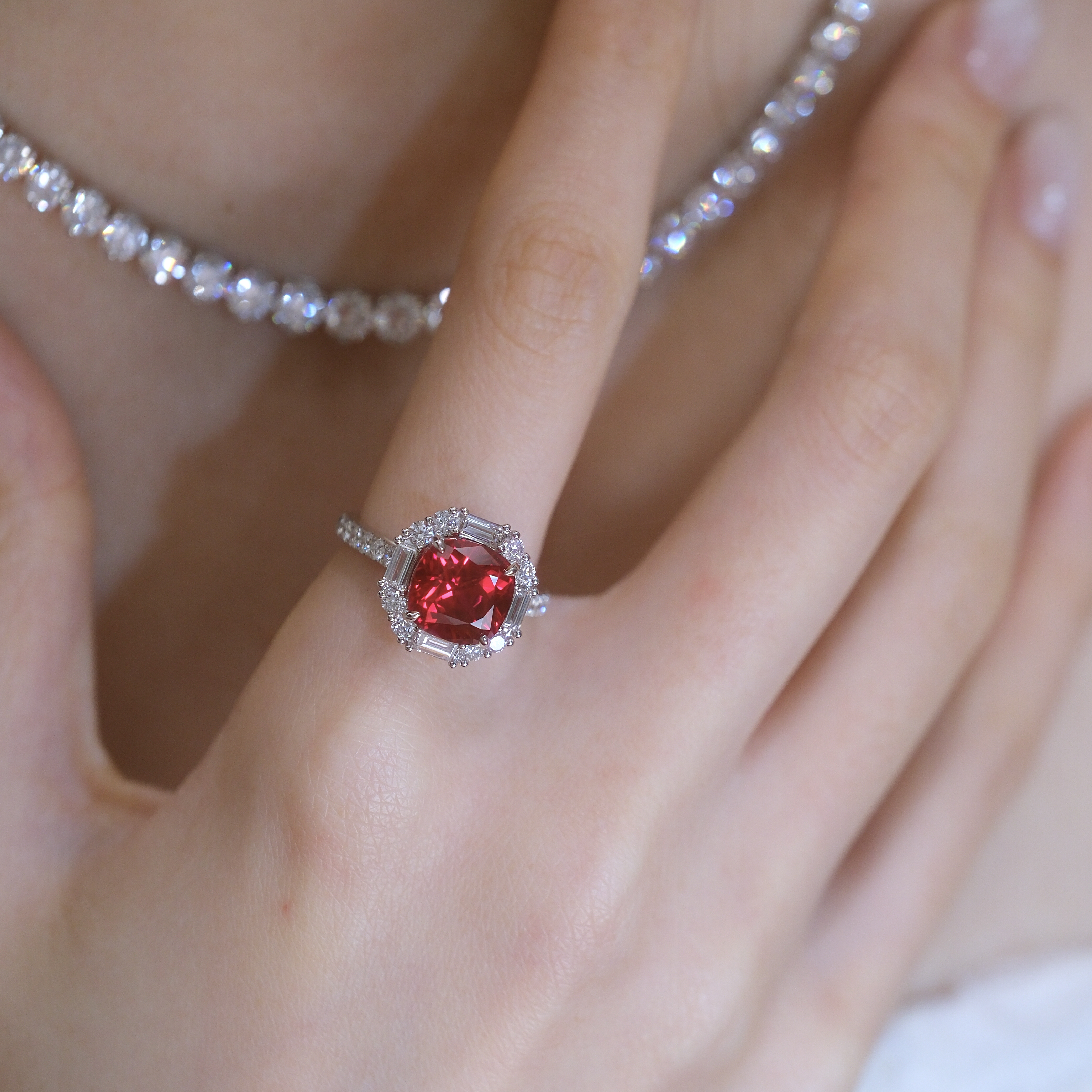 4.39ct 枕形培育紅寶石圍鑽18K白金戒指(附 IGI證書 553240393)