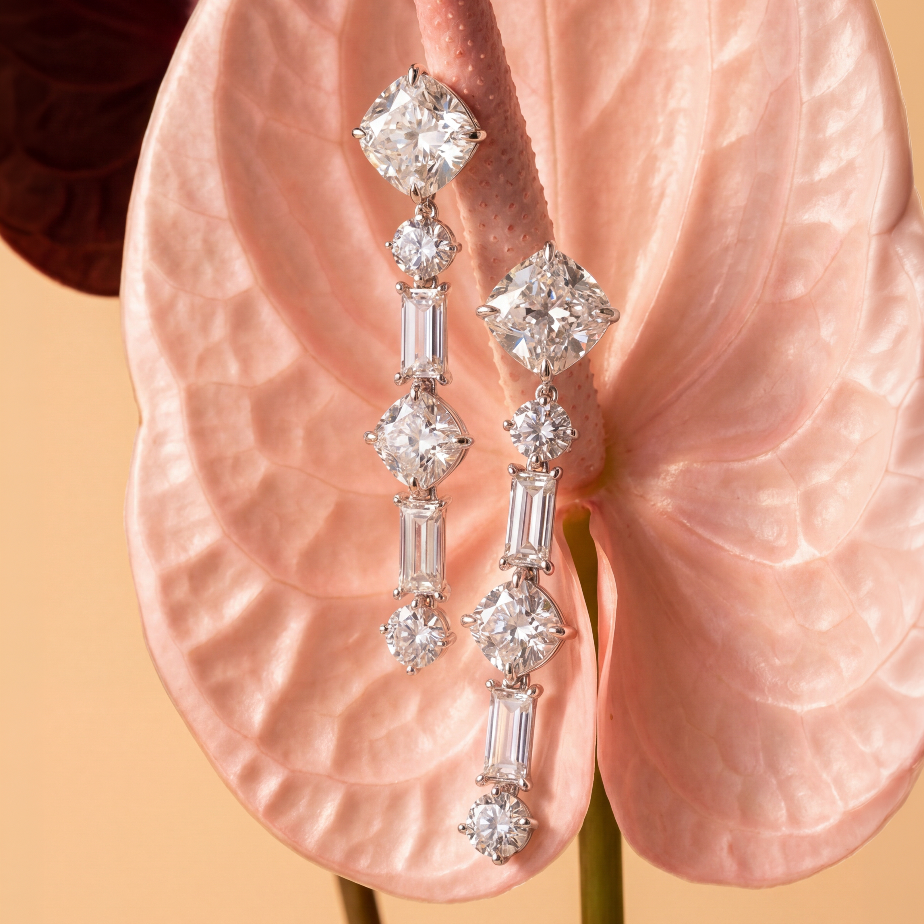 18K白金培育鑽石吊墜耳環正面特寫。每邊1.51ct枕形切割(Cushion Cut)主鑽為頂端，垂直向下串連梯方形(Baguette Cut)及圓形明亮式切割碎鑽，總石重2.45ct，呈流暢瀑布幾何線條。