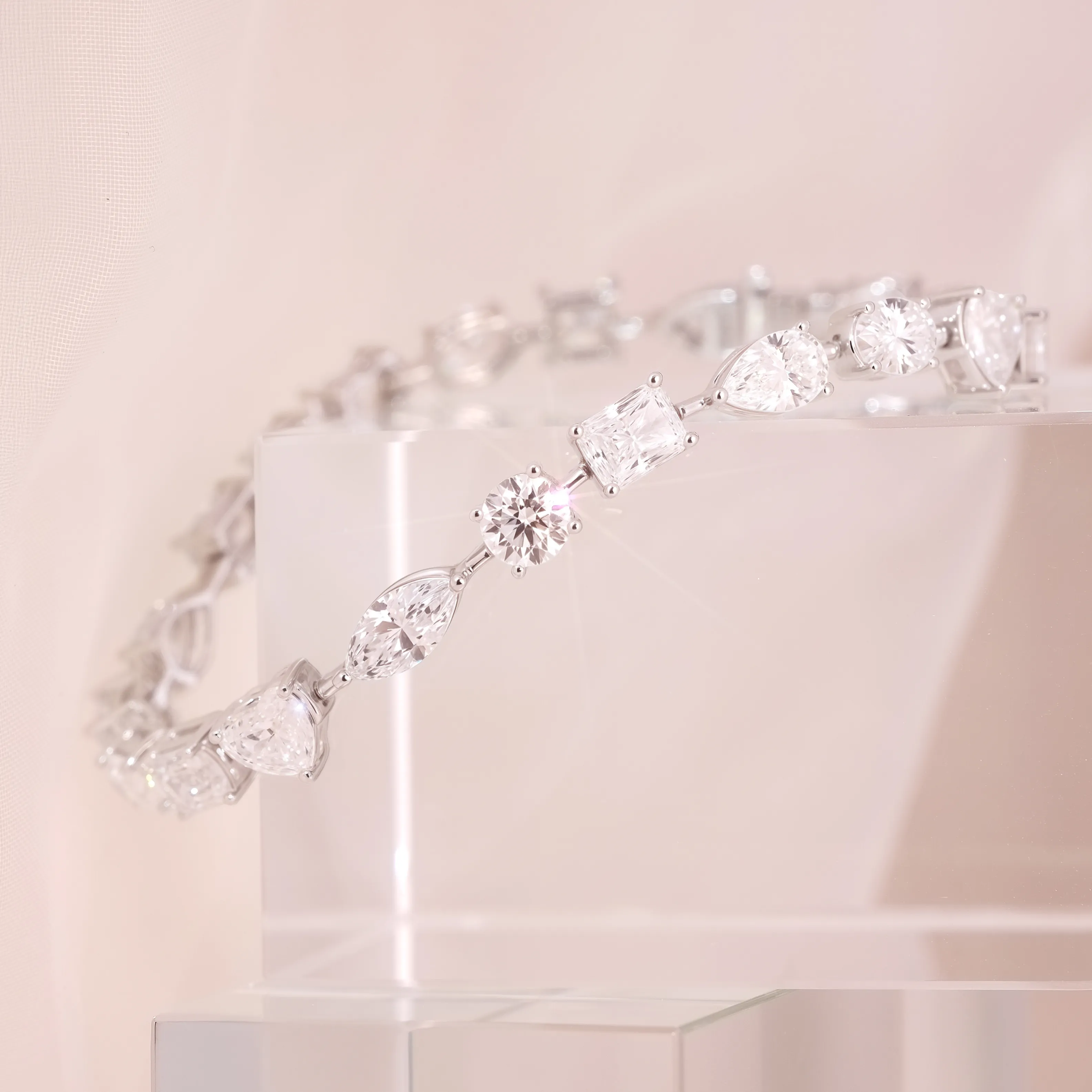 9.97克拉花式形狀培育鑽石網球手鏈，包含橢圓形、心形、祖母綠形等多種切工，18K 白金奢華設計。