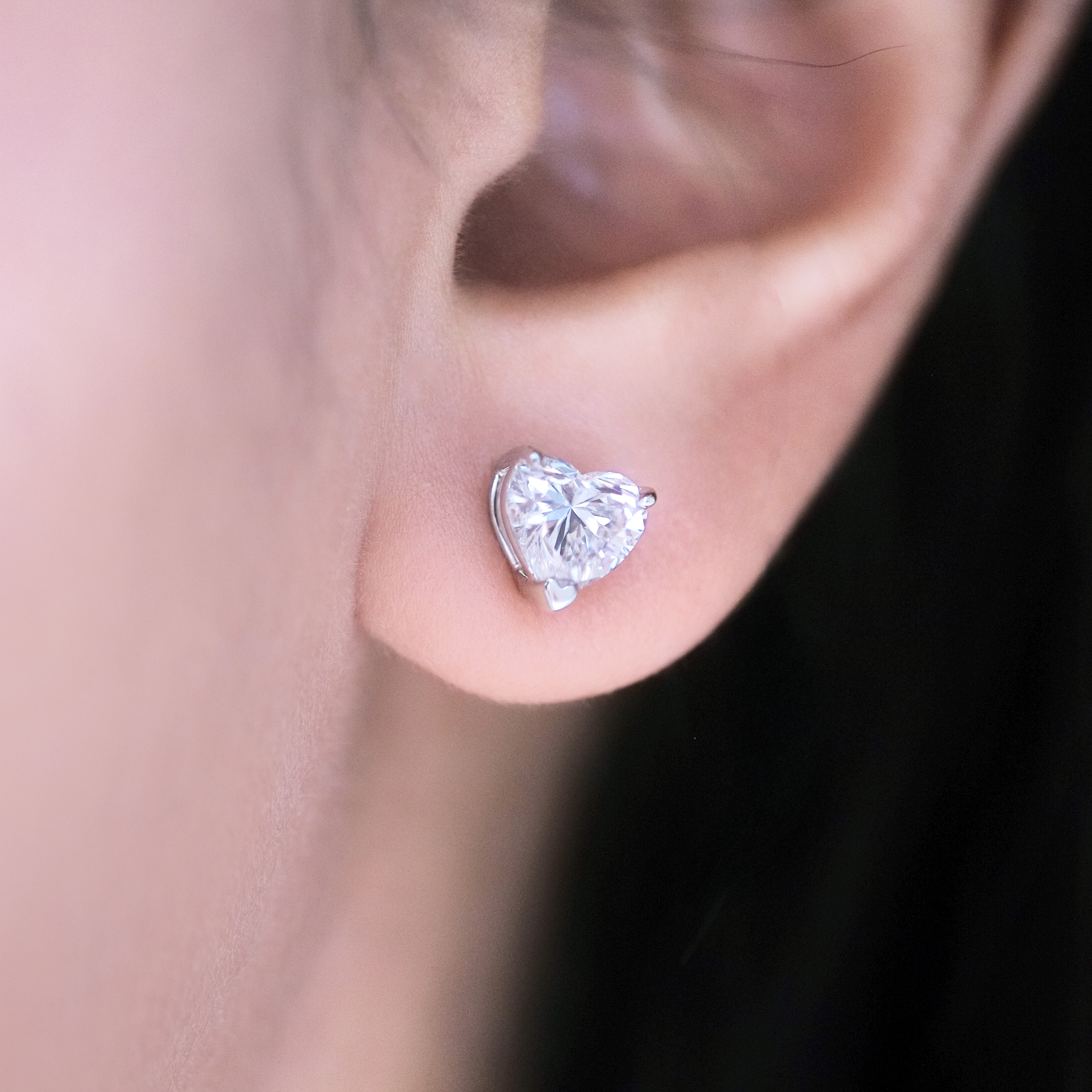 1克拉心形鑽石耳環佩戴效果圖 - 18K金三爪鑲嵌 顯大款