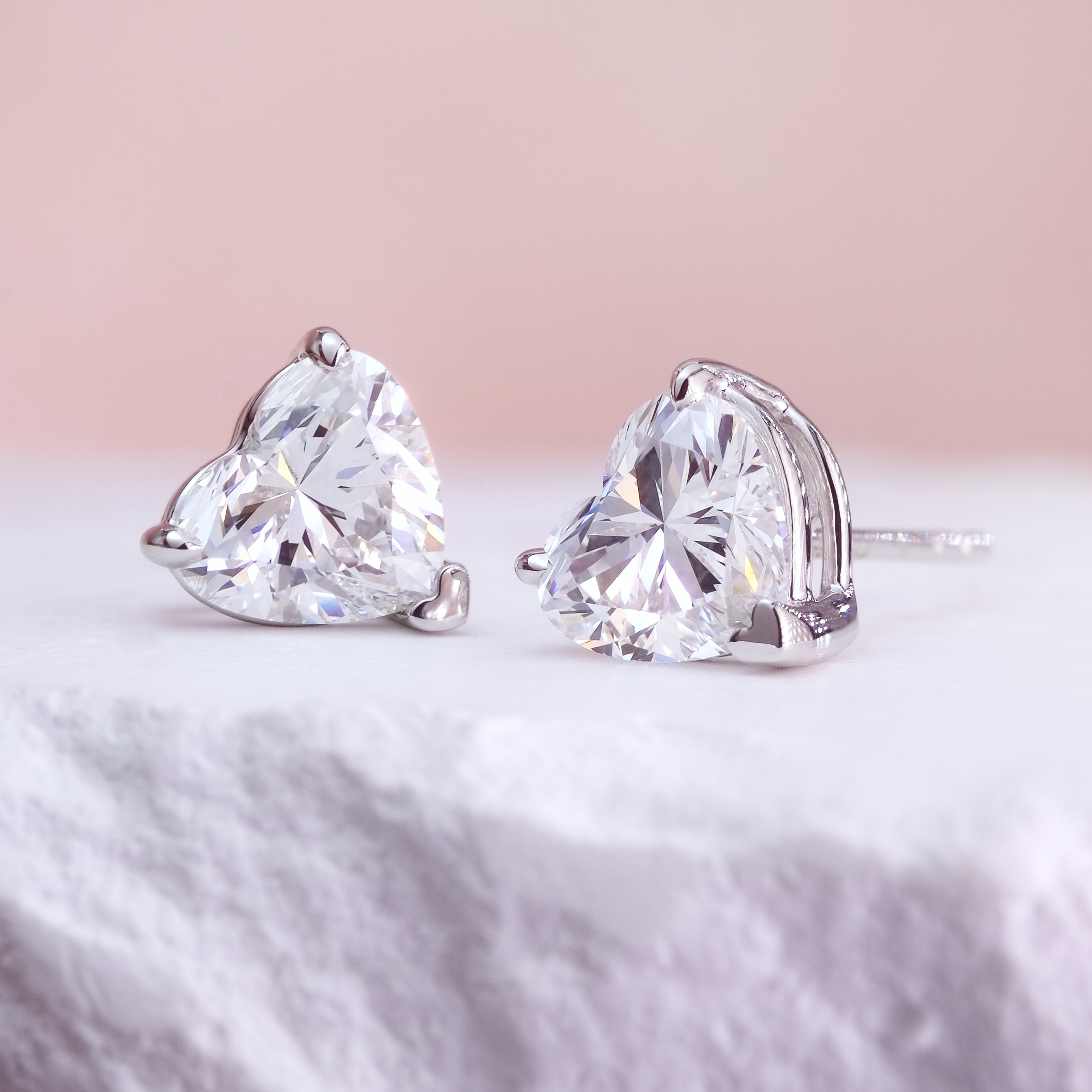 心形培育鑽石耳環側面細節 - 精緻三爪工藝 High Setting