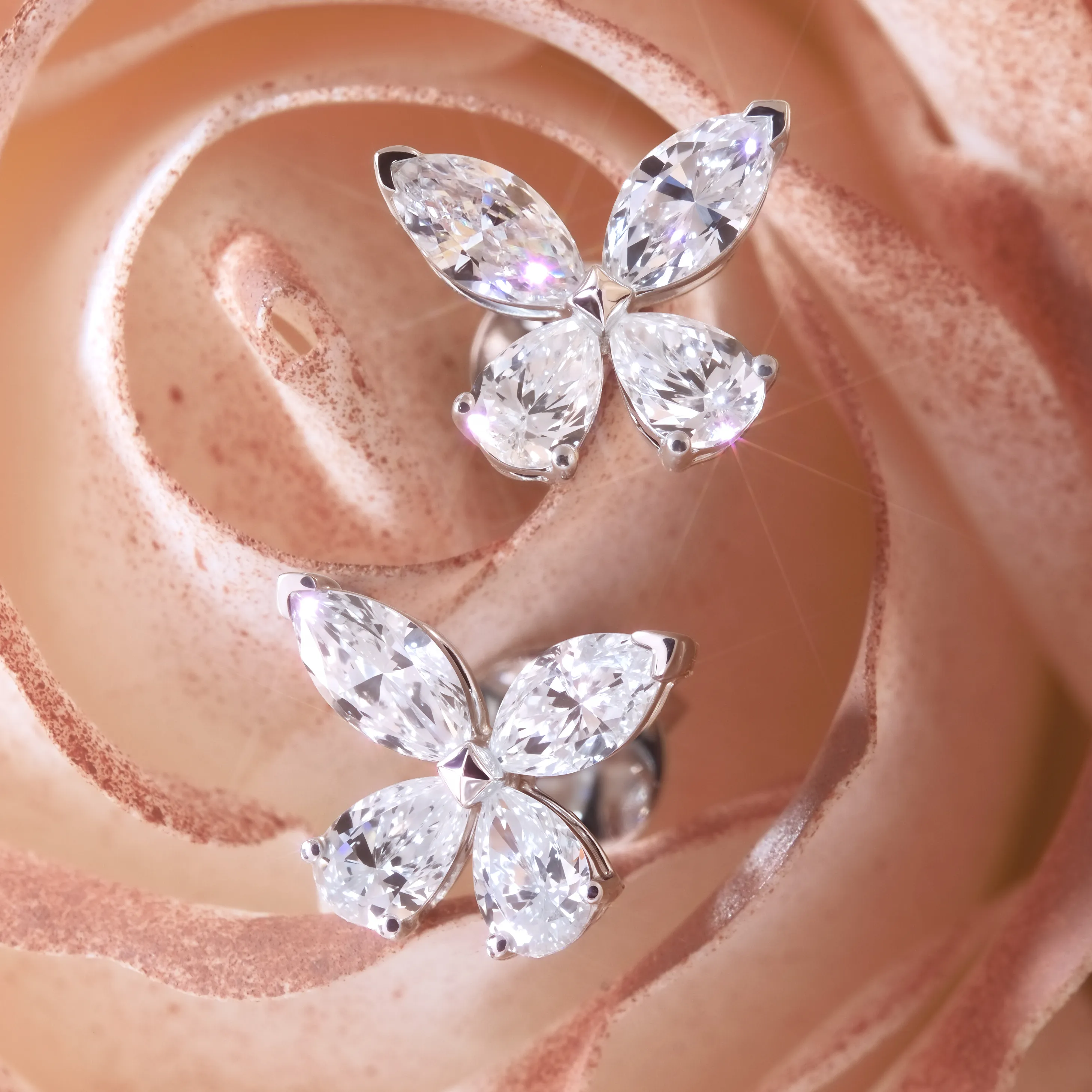 0.8克拉蝴蝶造型培育鑽石耳環，由馬眼形與梨形鑽石組成的精緻設計，18K 白金
