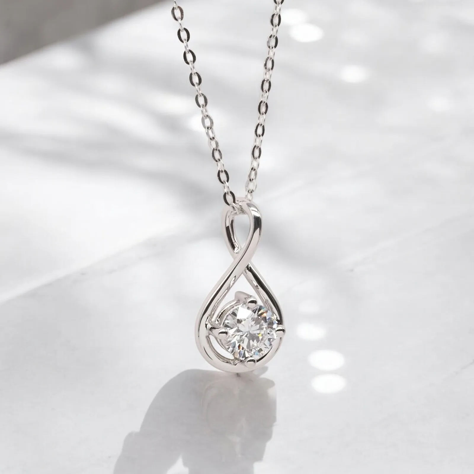 永恆 0.4ct 經典四爪培育鑽石吊墜，附 IGI 證書，D/E VS 等級高品質。