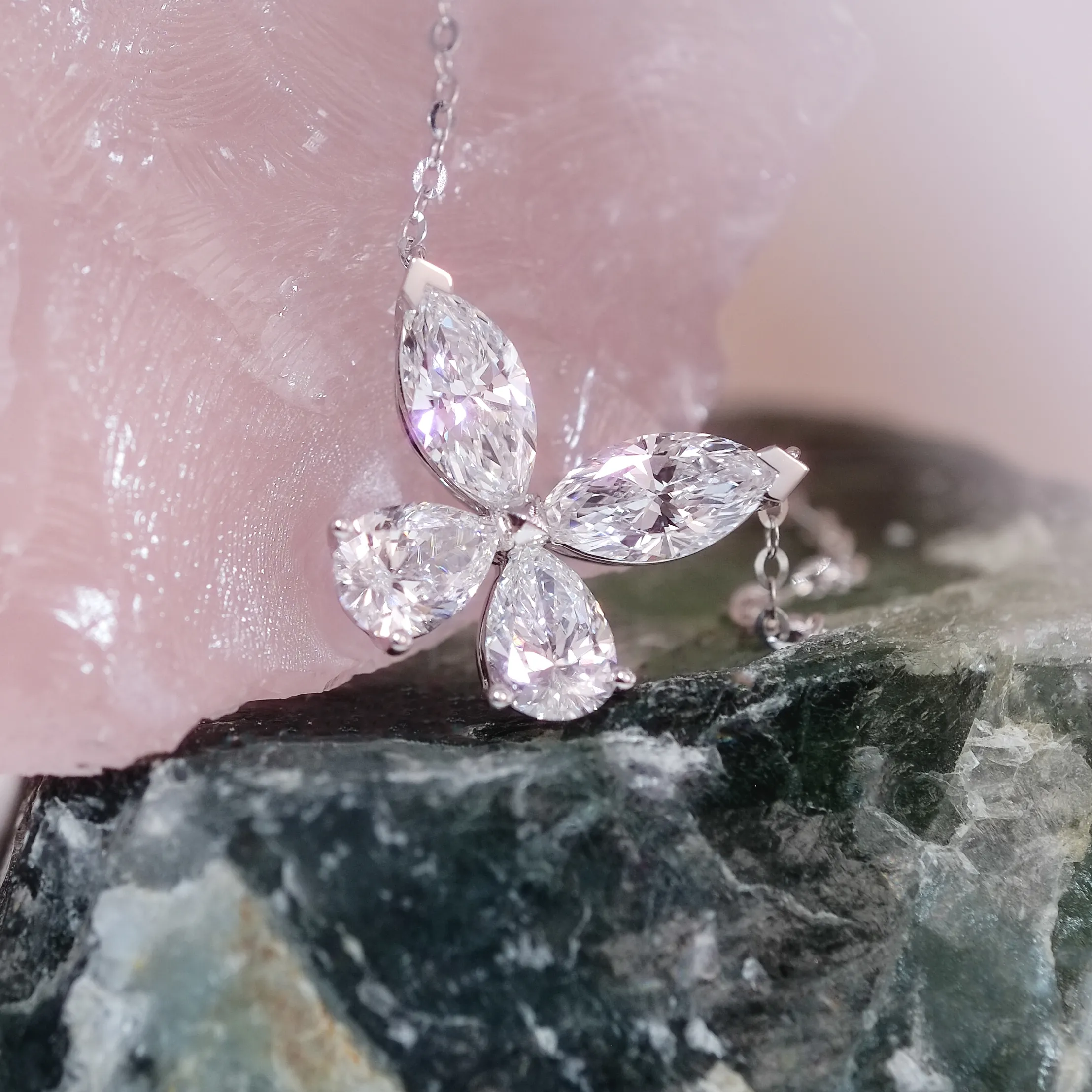 1.50ct 蝴蝶培育鑽石吊墜，由馬眼形與梨形異形鑽拼鑲而成，18K金材質。