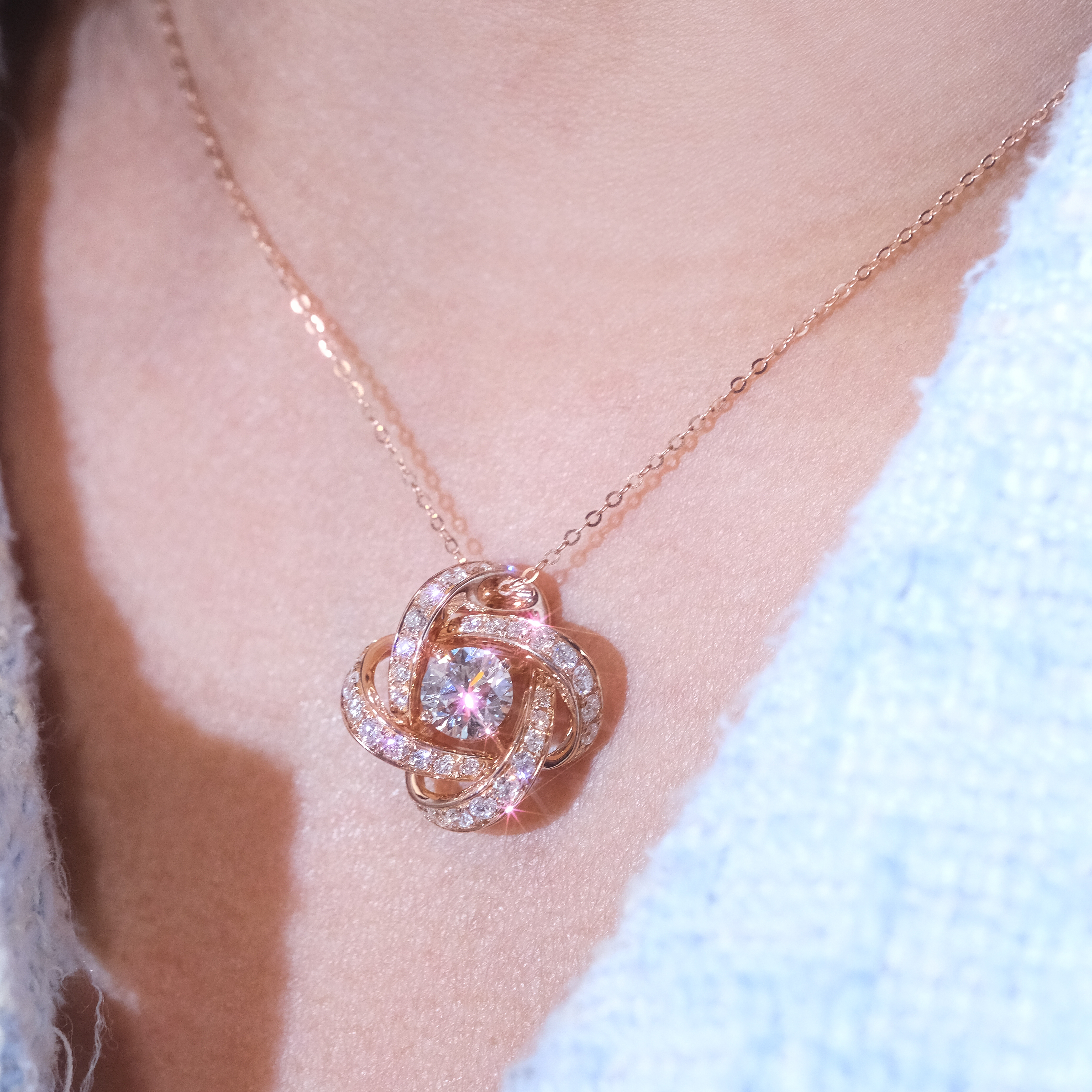 永恆花結設計 1ct 培育鑽石頸鏈，IGI 證書認證，18K 白金鑲嵌，象徵永恆連結的週年紀念或婚禮禮物。