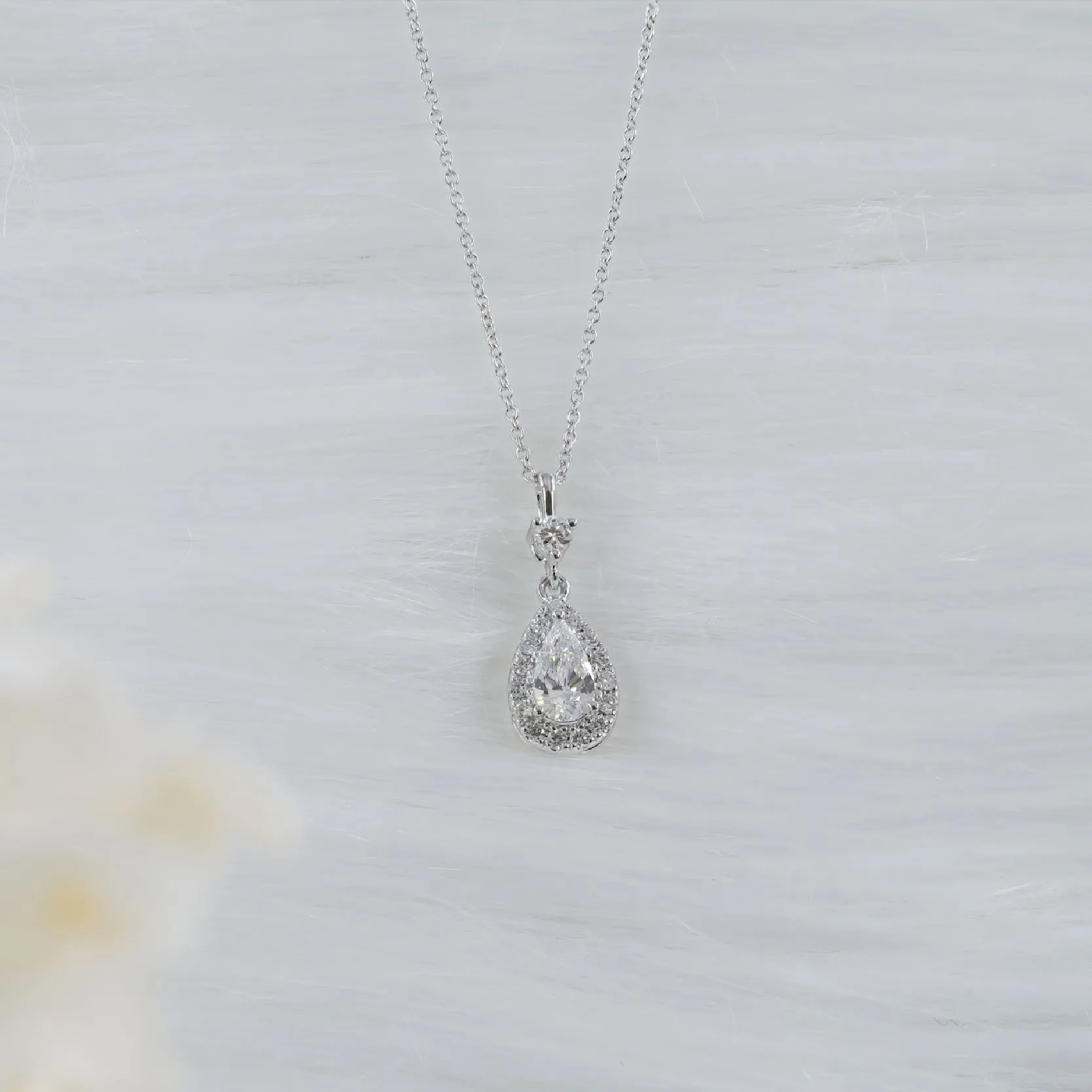 0.3ct 梨形圍鑲培育鑽石吊墜，0.21ct 奢華副鑽，附 IGI 證書，18K金材質。