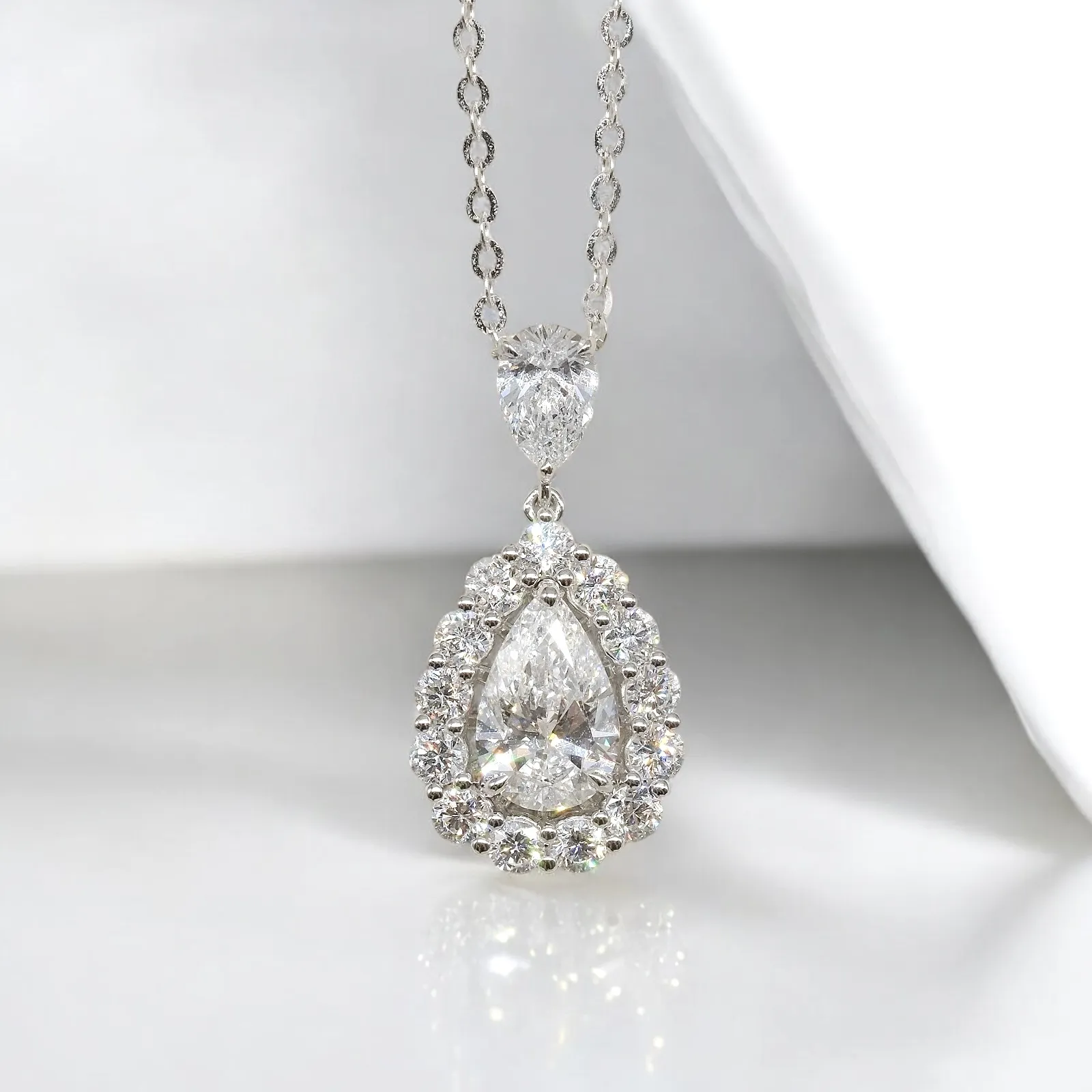 「淚之水滴」1克拉梨形培育鑽石吊墜，搭配1克拉副鑽圍鑲，附 IGI 證書，奢華 18K 金材質。